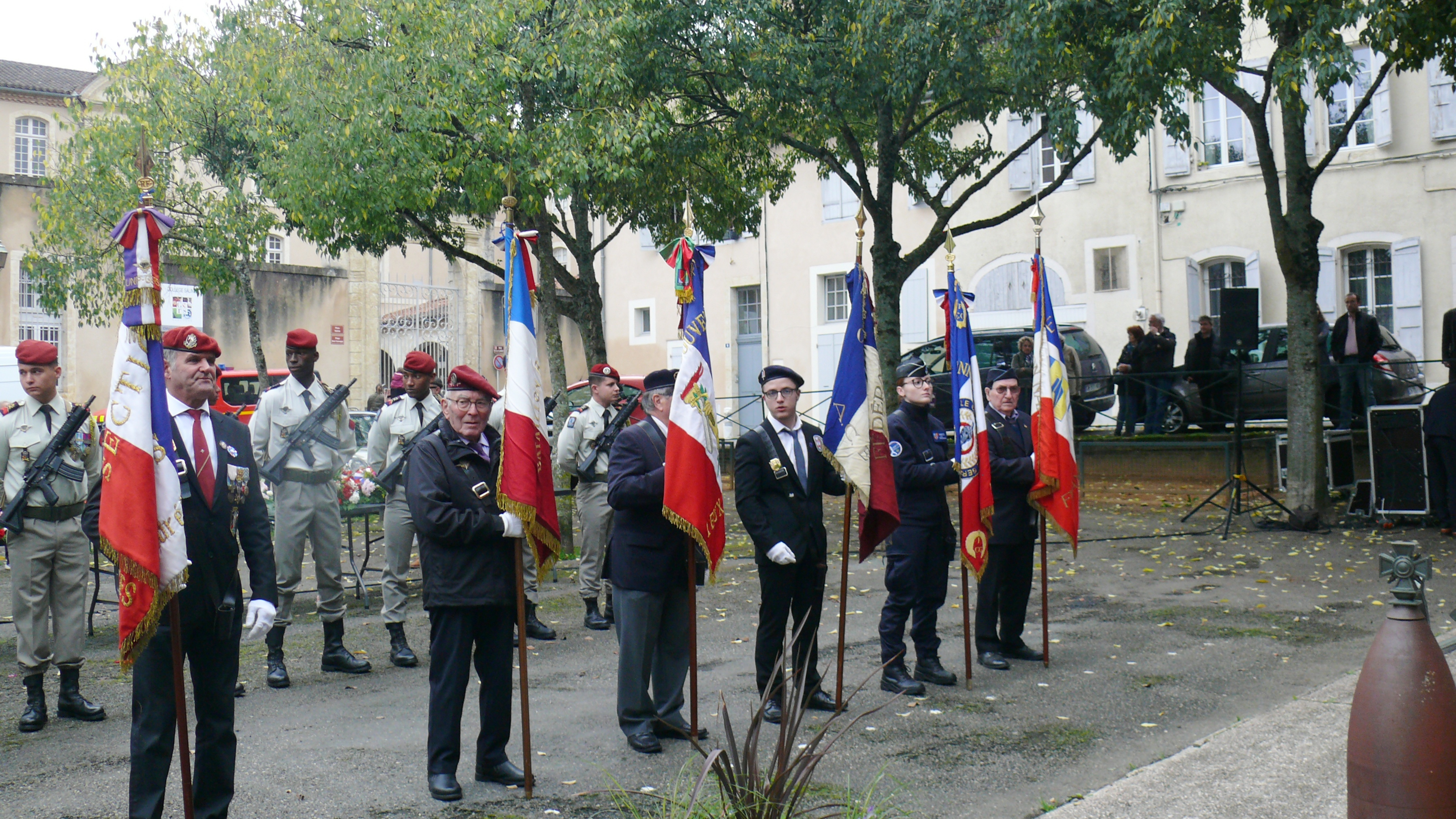 Porte-drapeaux.