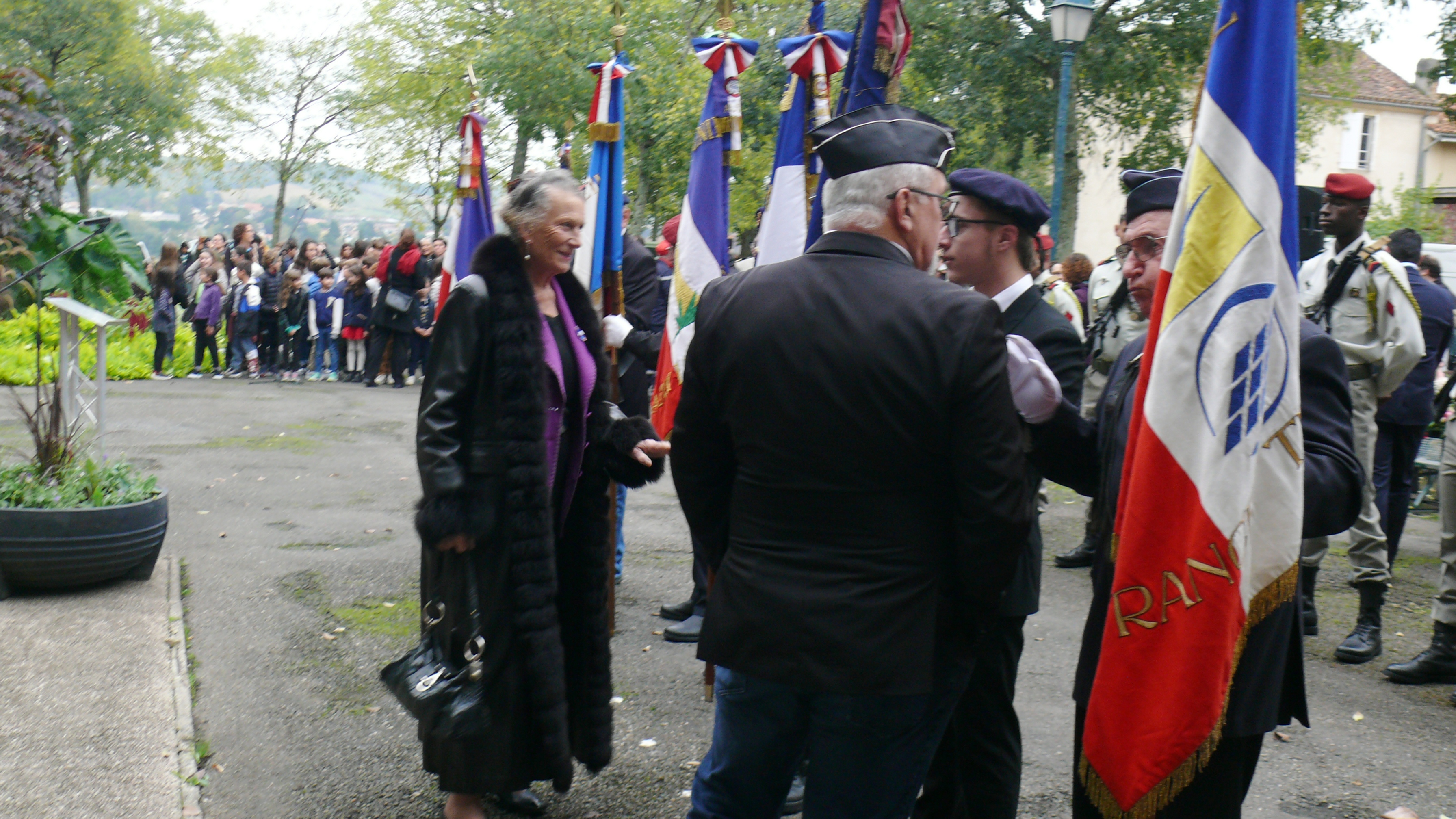Claude Dilhat est allée saluer les porte-drapeaux.