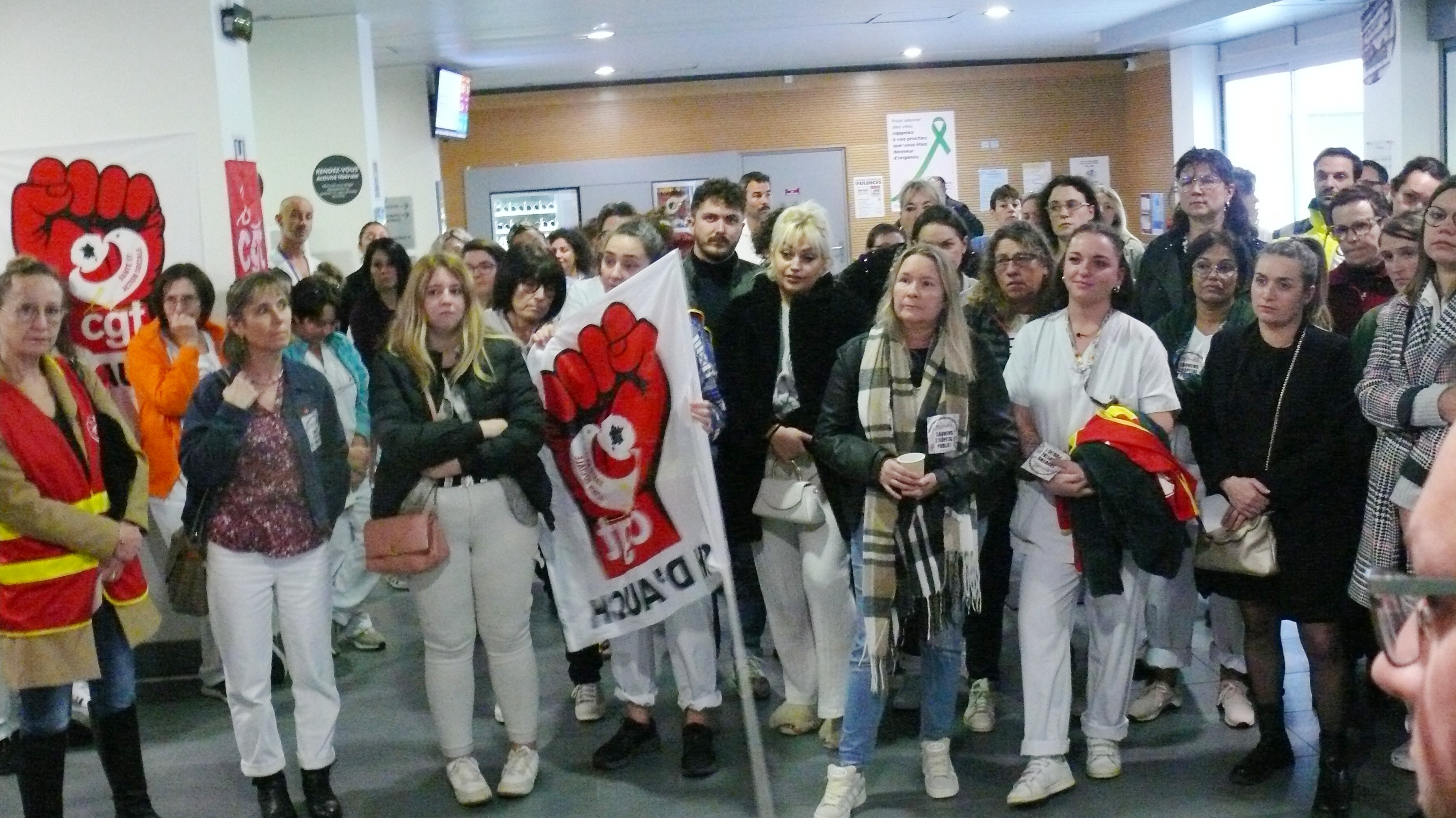 Les grévistes dans le hall de l'hôpital.