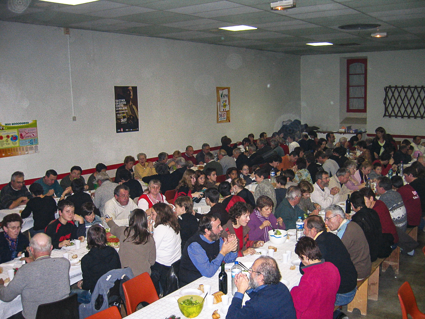 Repas au foyer de Lagarde Hachan en 2006.
