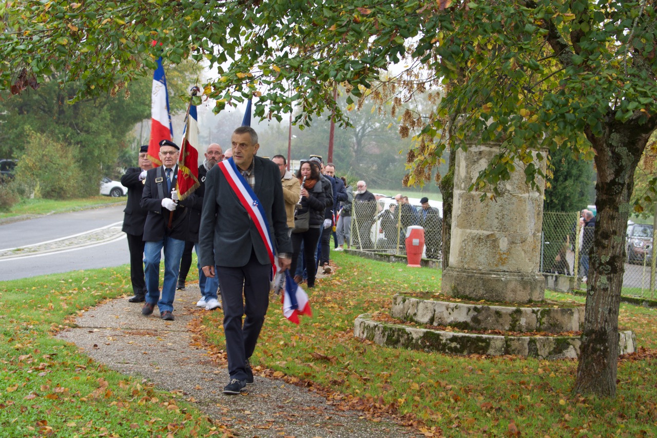 3Le cortège : drapeaux, musique, officiels, les enfants, la population.