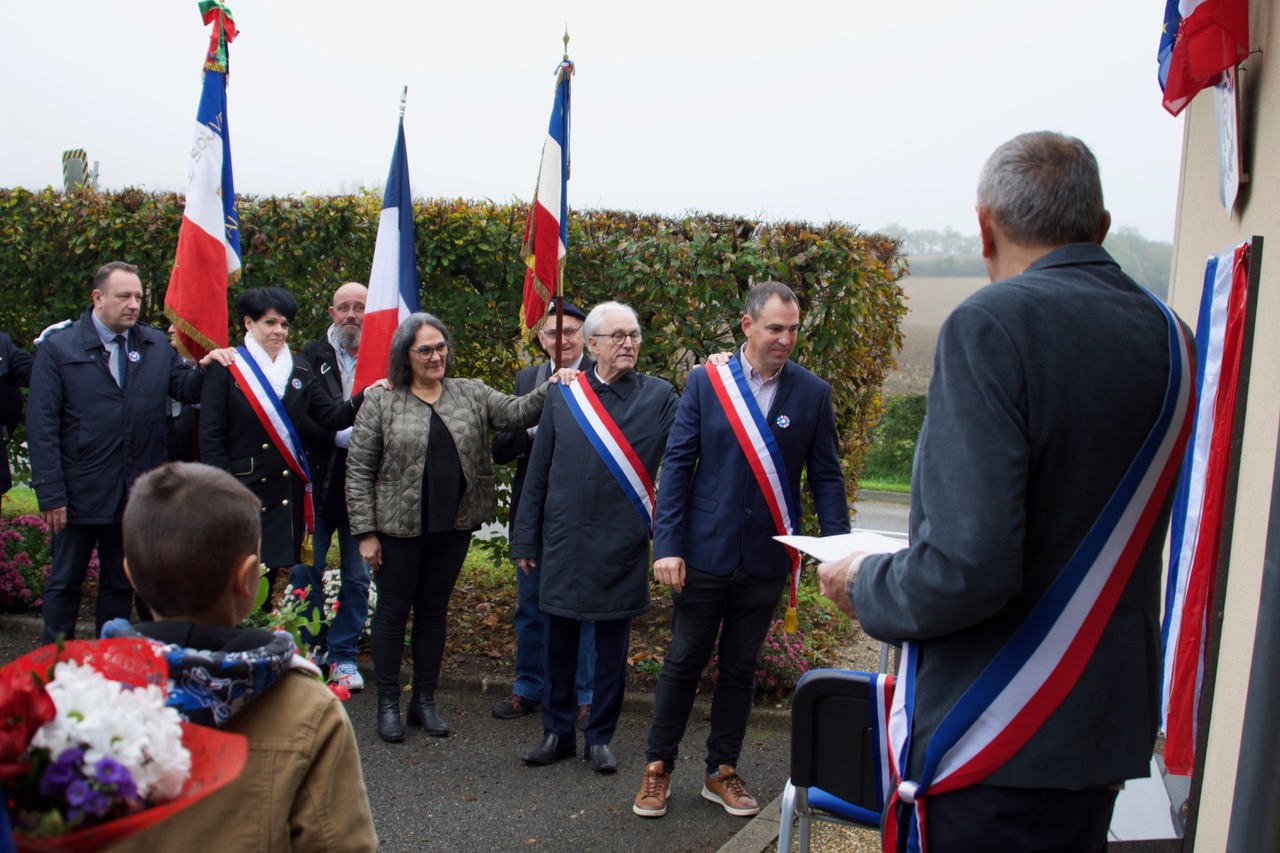 5Derrière le maire Bruno Libaros, les officiels en "communion".