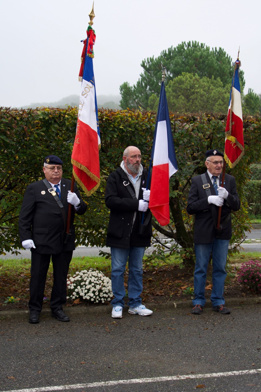 7Trois drapeaux : Amicale du 88e 288e et 135eRIT, Commune de Mouchès, Souvenir français.