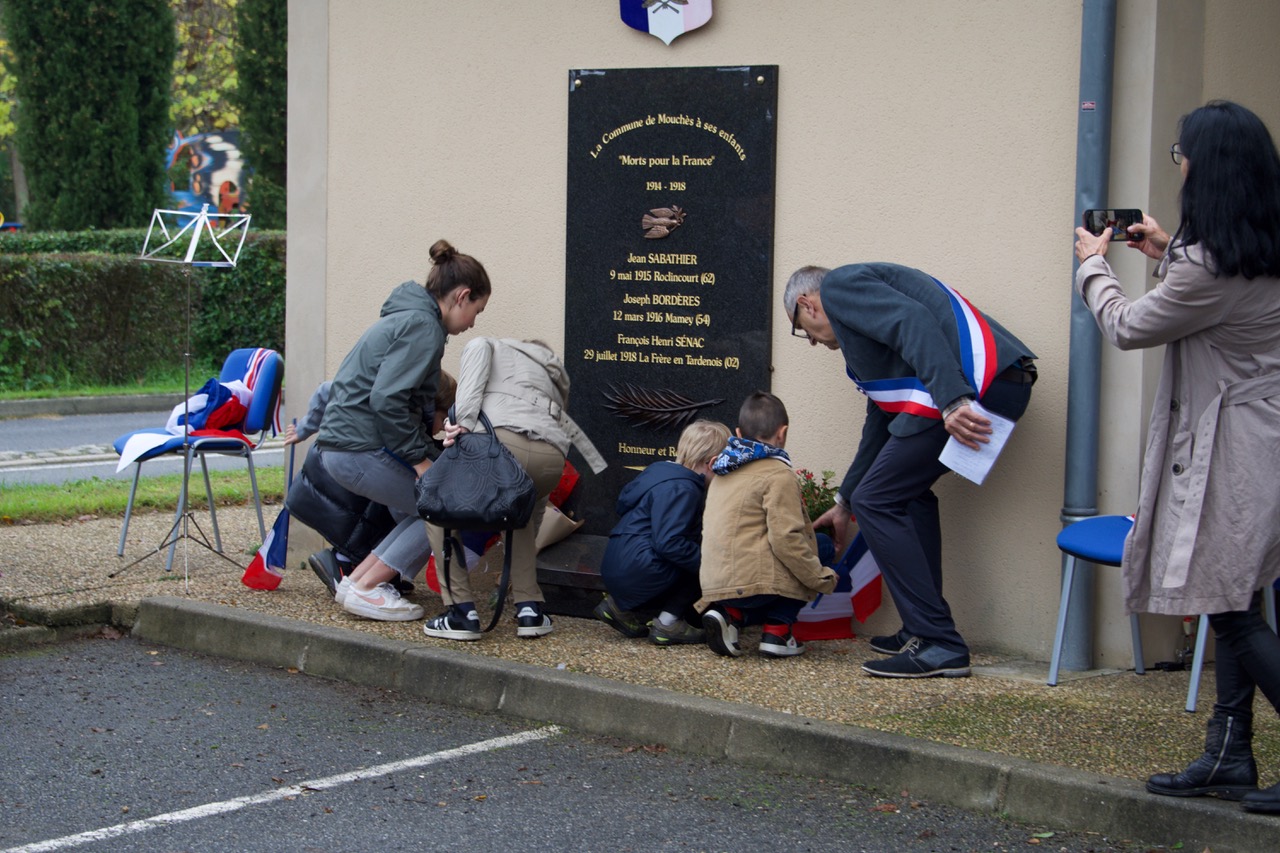 9Les enfants fleurissent les premiers le monument aux Morts.
