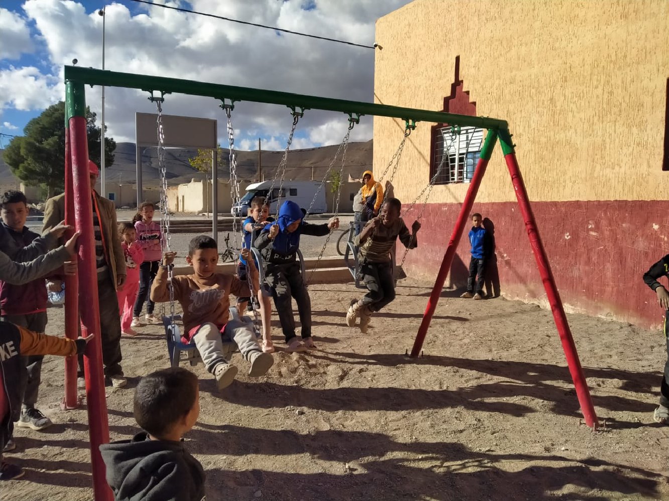Les enfants de N'ZALA aux  balançoires