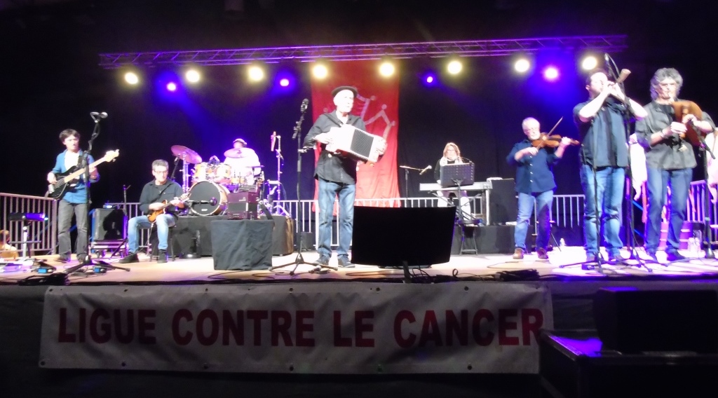 Joan Nadau et l'ensemble du groupe