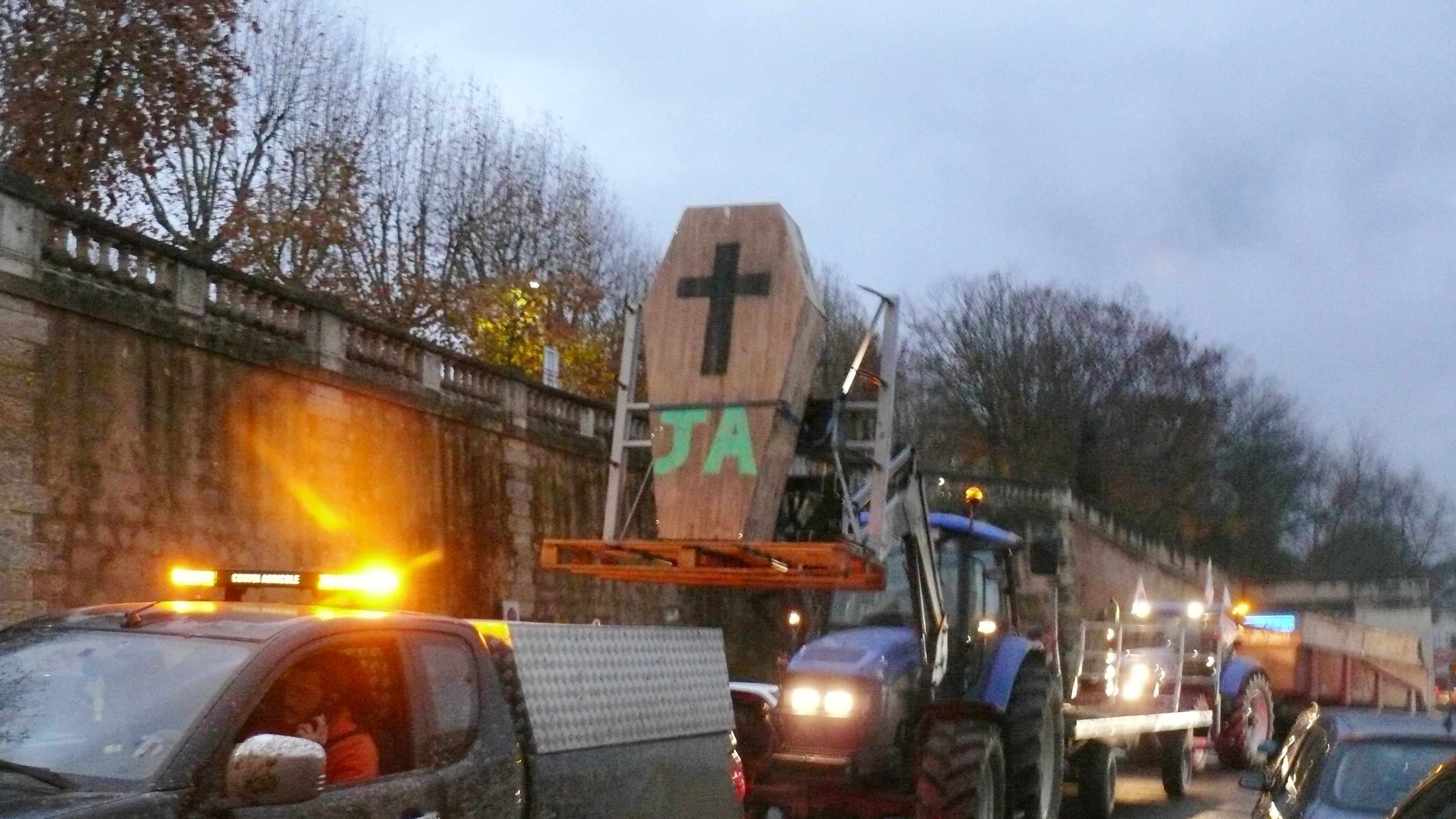 Arrivée des tracteurs et remorques en Haute-Ville.
