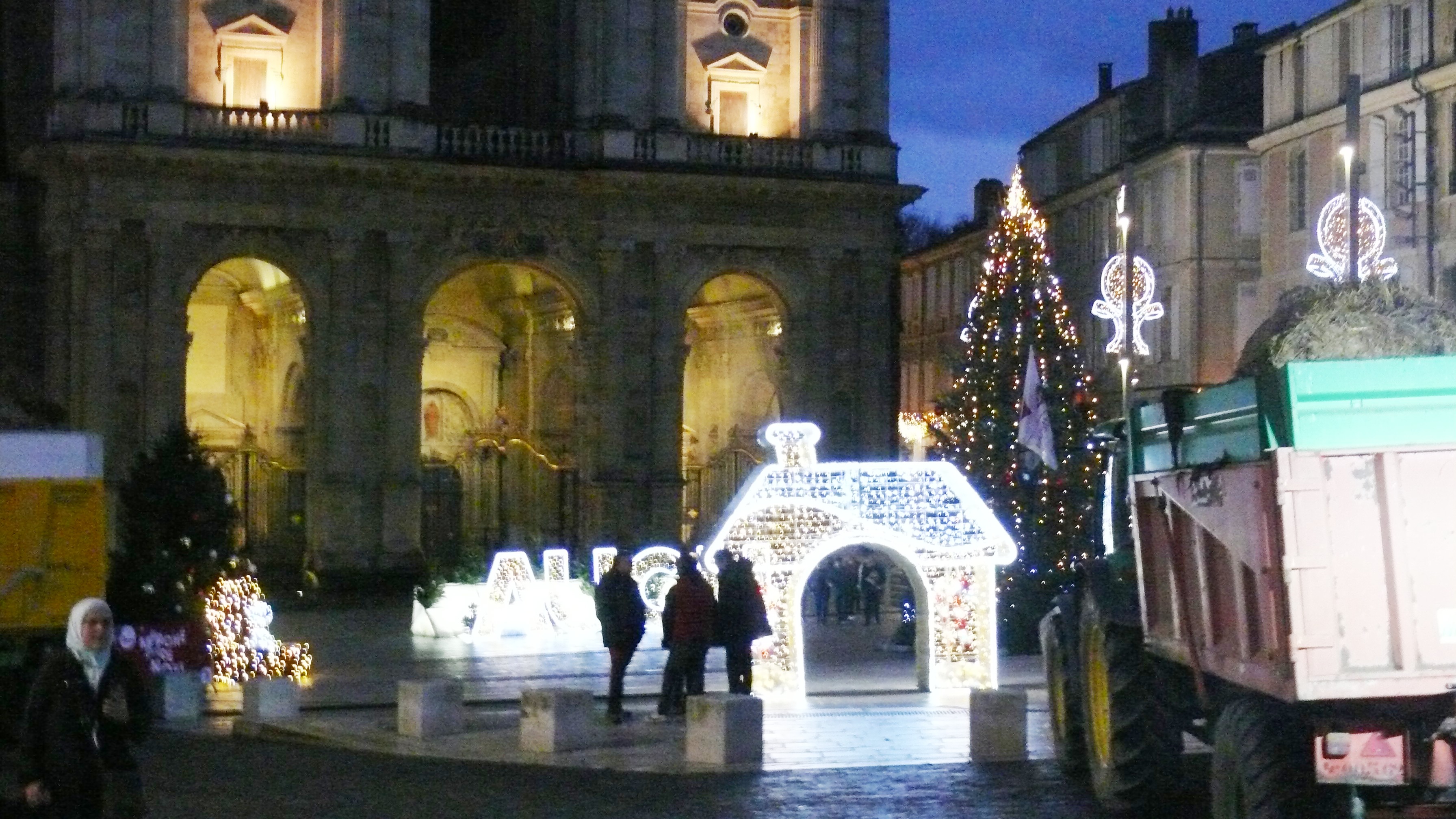 Le parvis de la cathédrale cerné par les tracteurs.