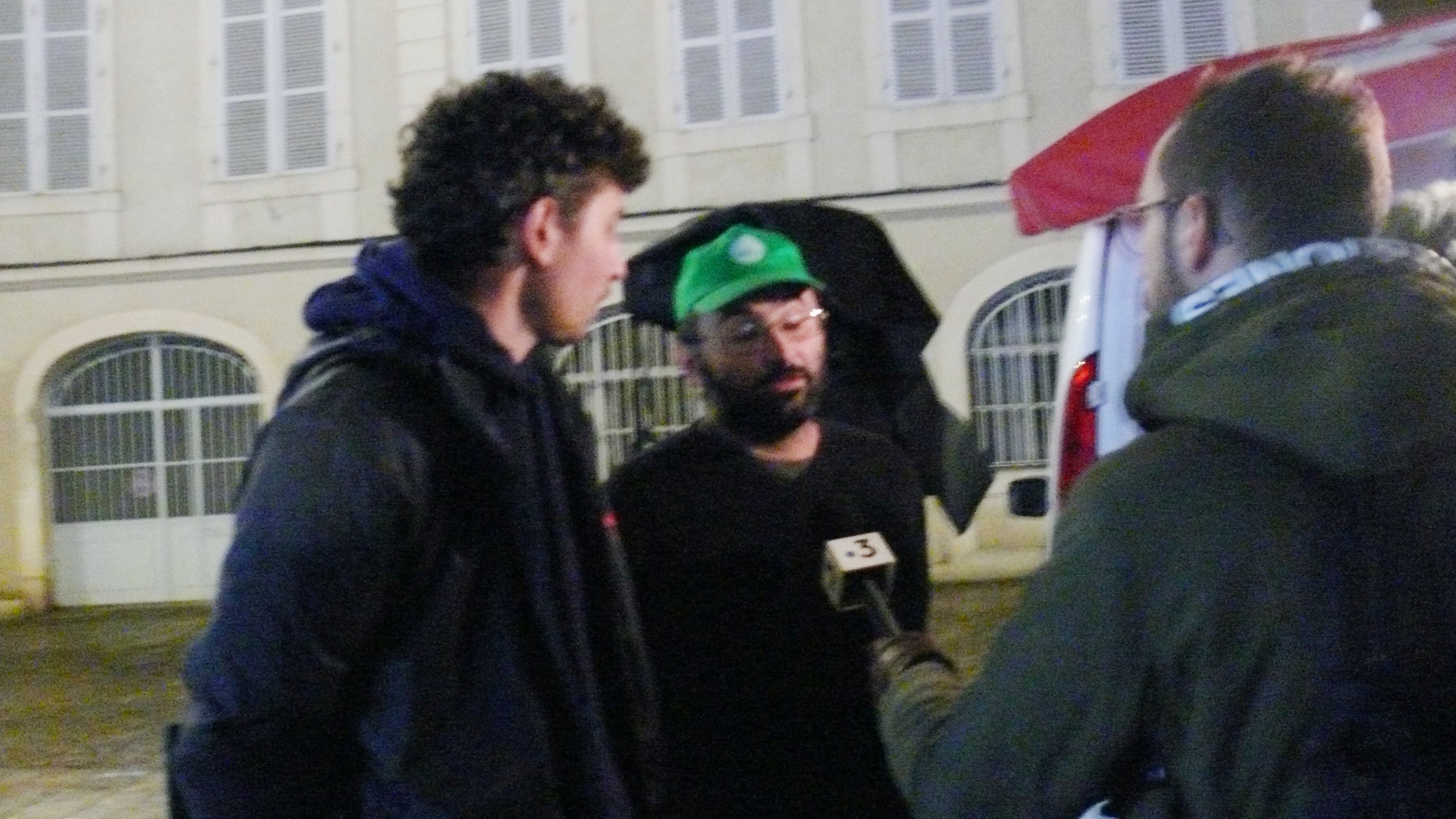 Guillaume Fauqué et Benjamin Constant face au micro de FR3.