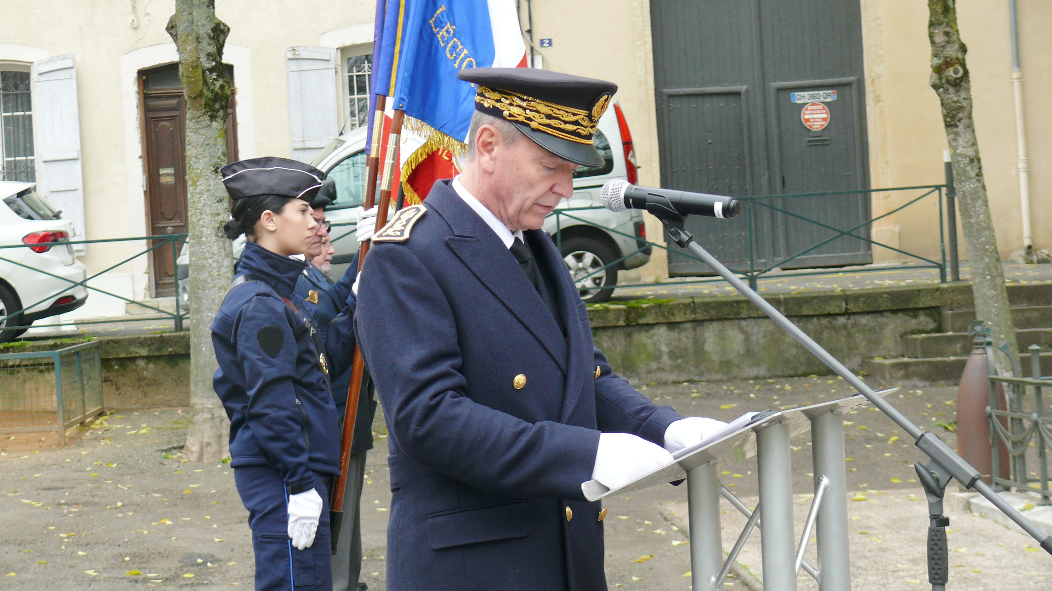 Lecture du message ministériel par le préfet du Gers.