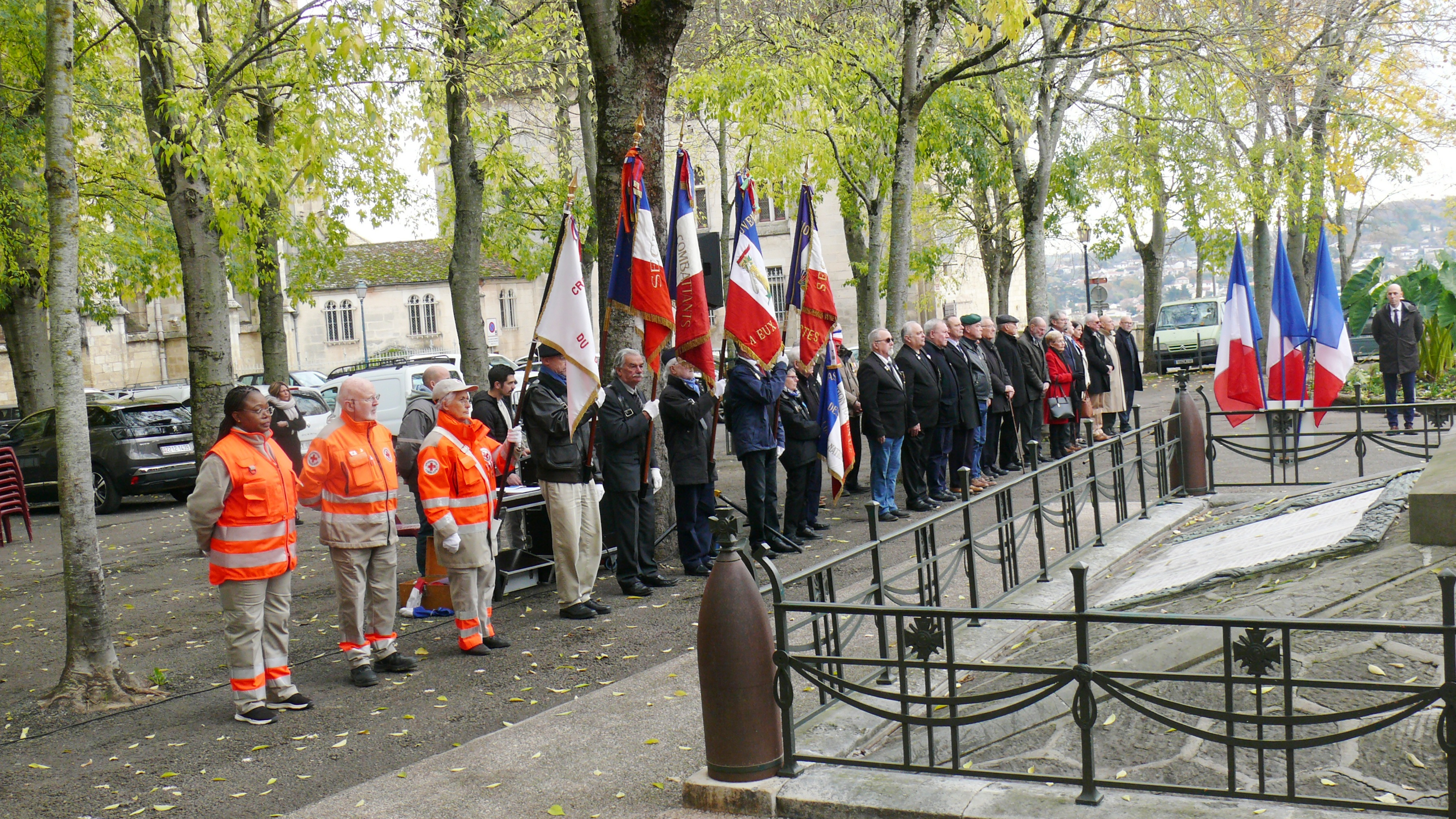 Autres porte-drapeaux et le public.