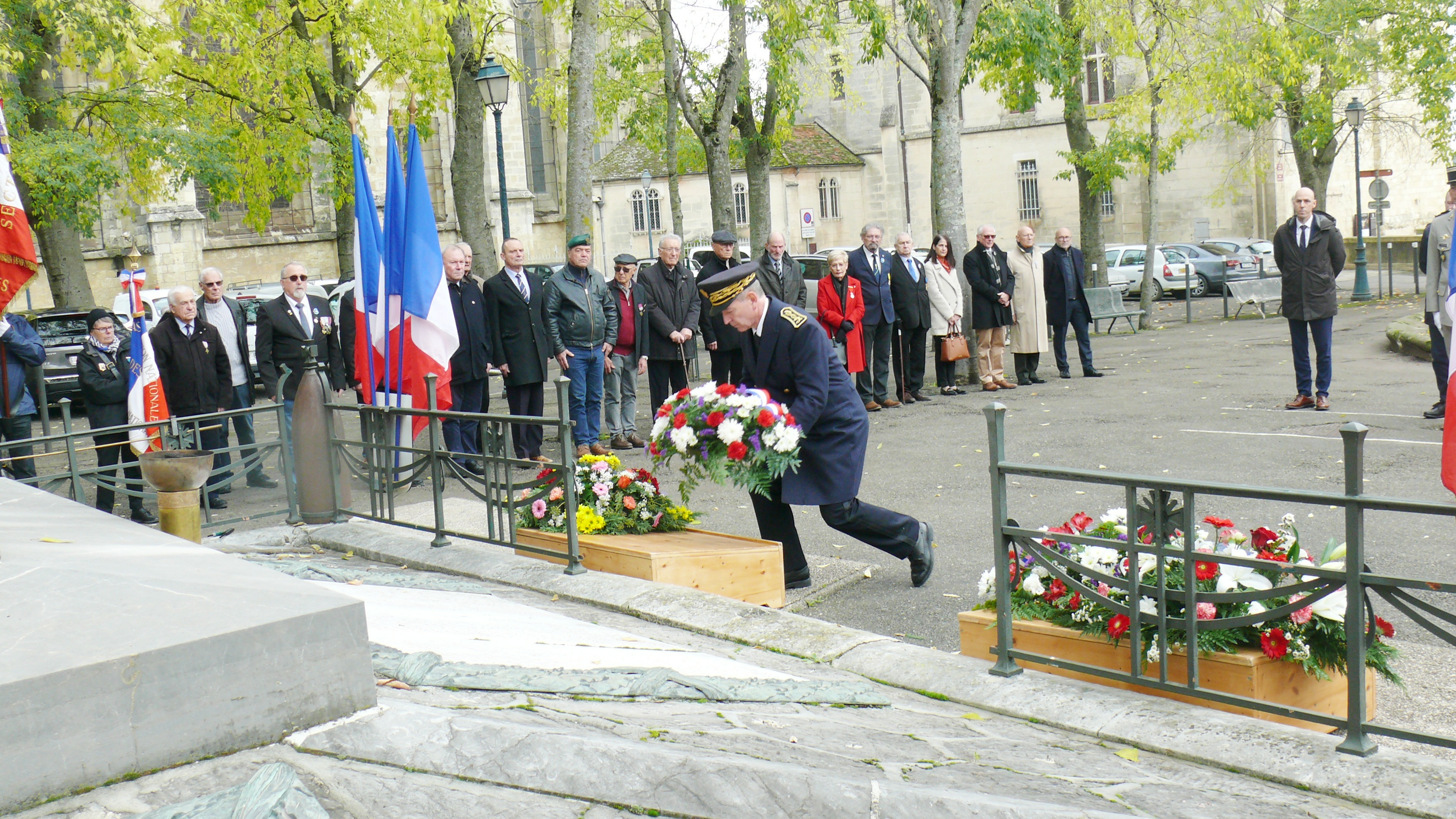 Dépôt de gerbe par le préfet du Gers.