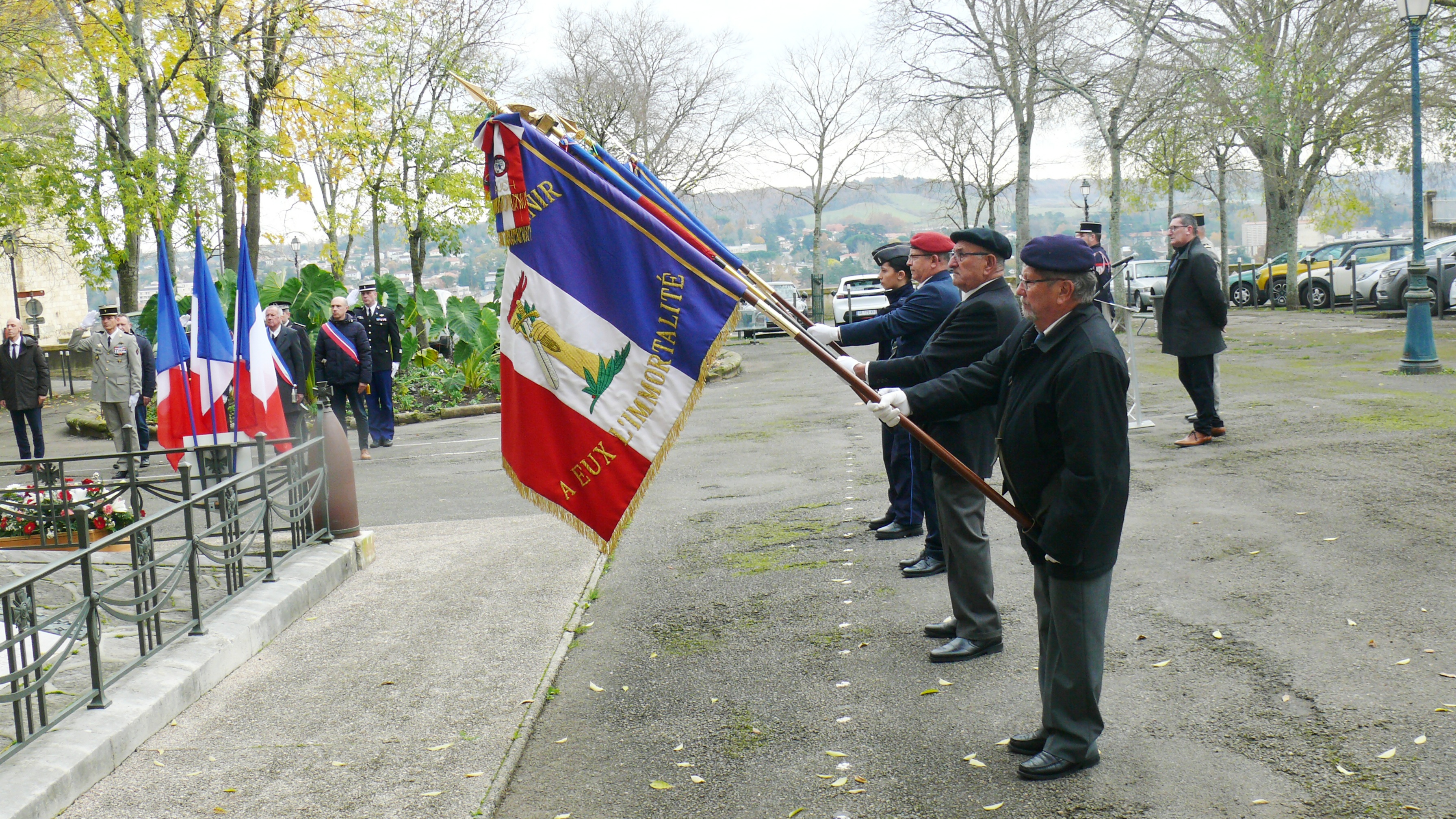 Porte-drapeaux en fin de cérémonie.