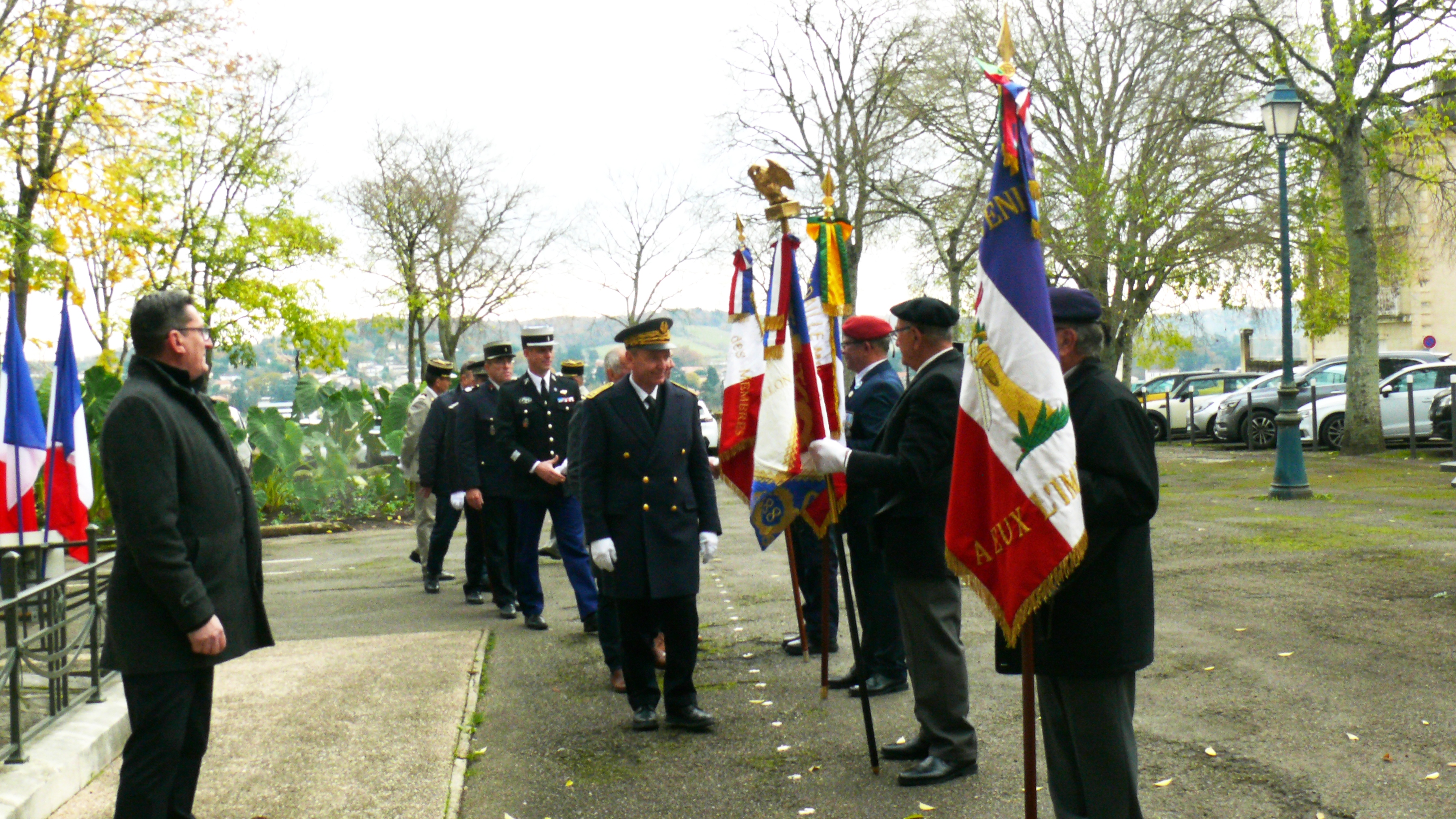 Les autorités saluent les porte-drapeaux.