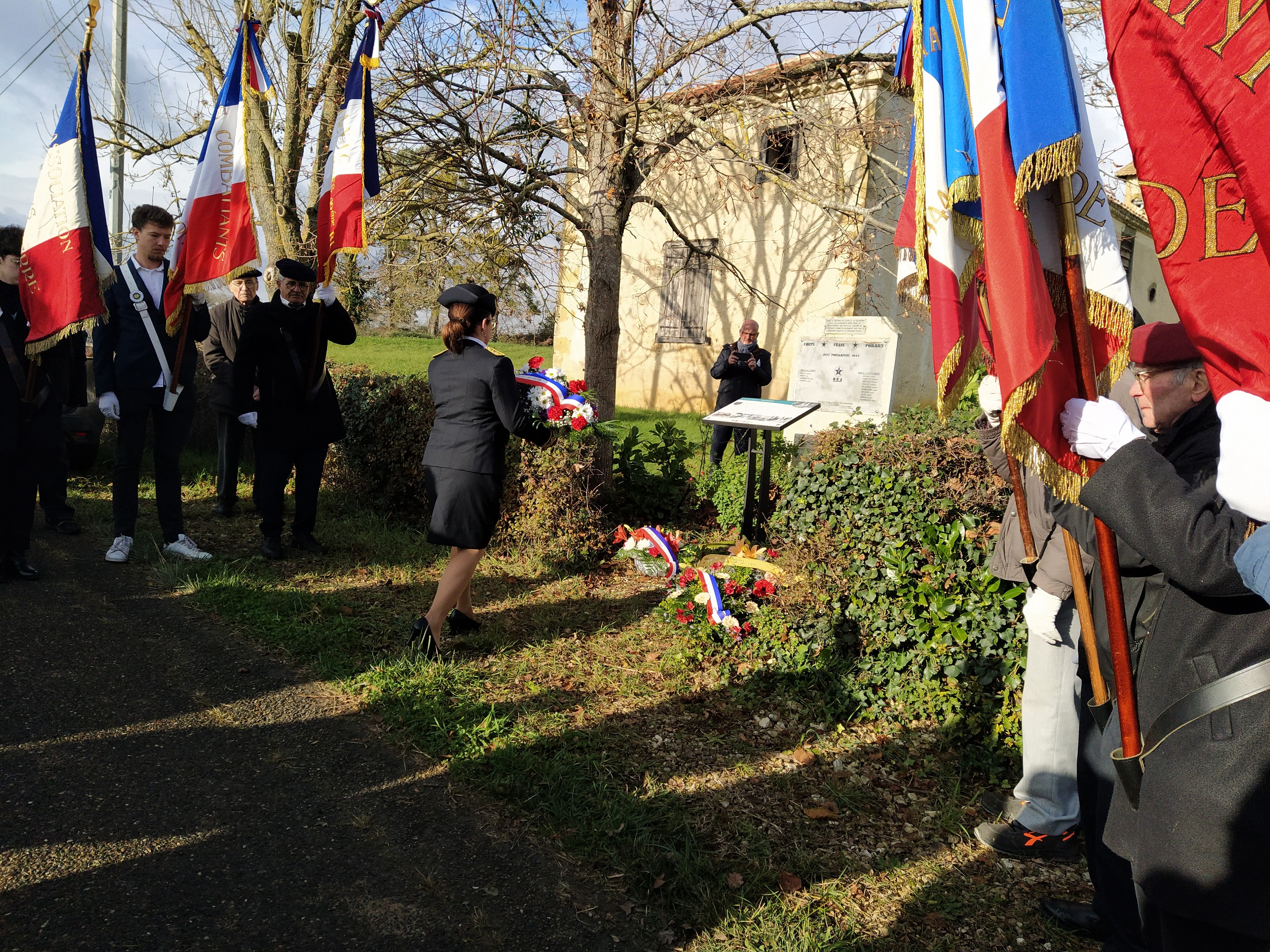 Dépôt de la gerbe de la préfecture