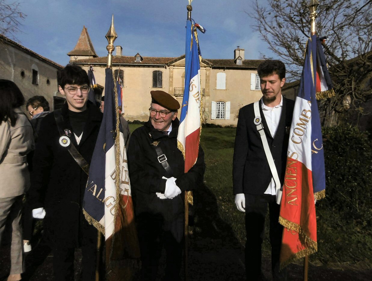 Les jeunes porte-drapeaux entourant un vétéran
