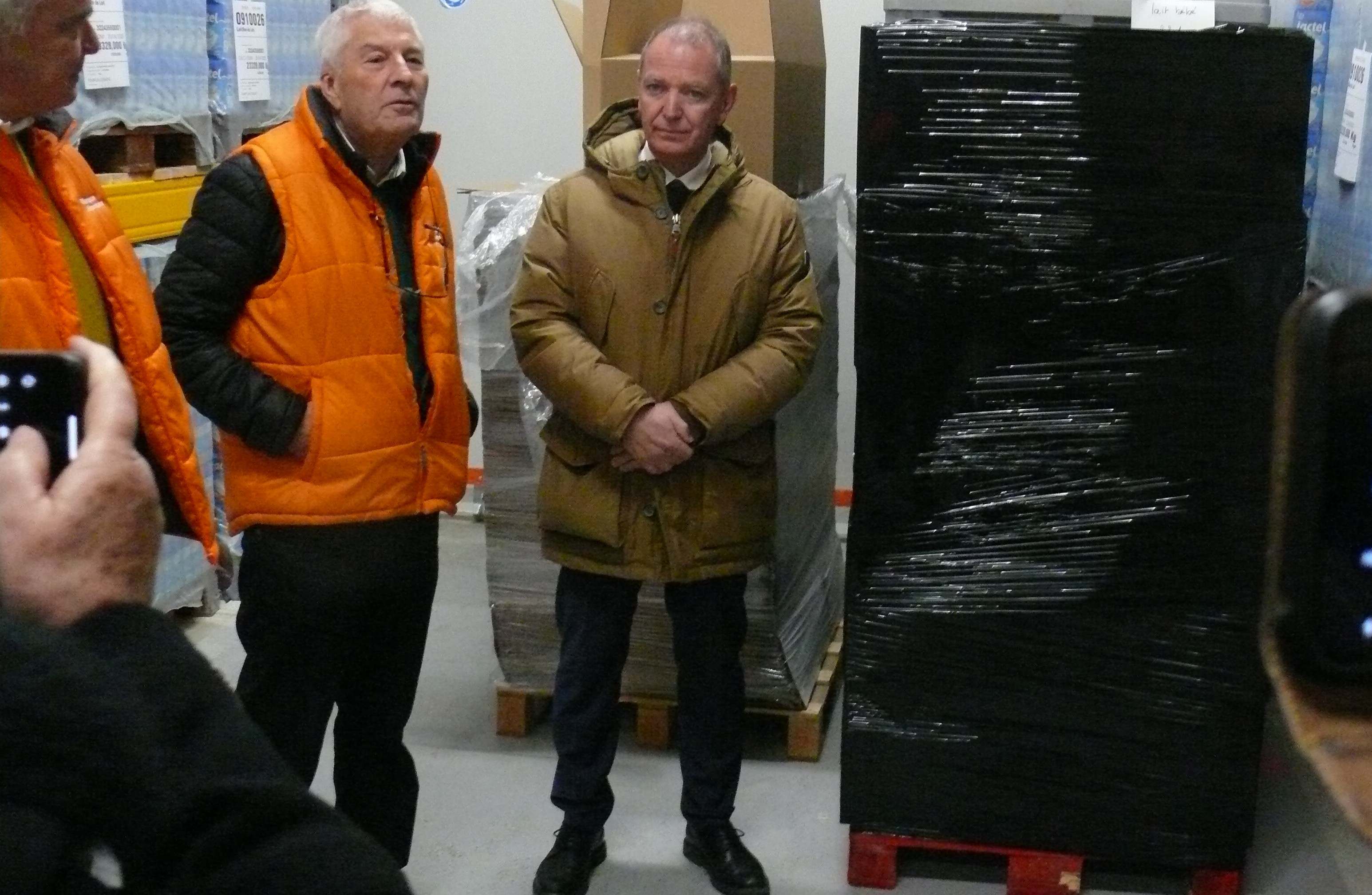 Pierre Buffo et le préfet du Gers devant les palettes de pâtes.