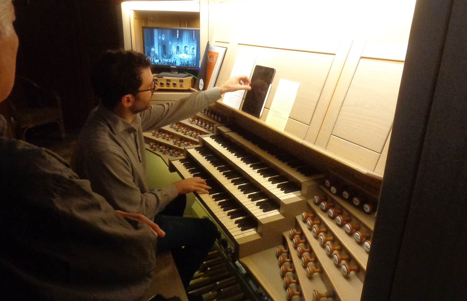 plaisance orgue Samuel Liégeon au poste de pilo.jpg