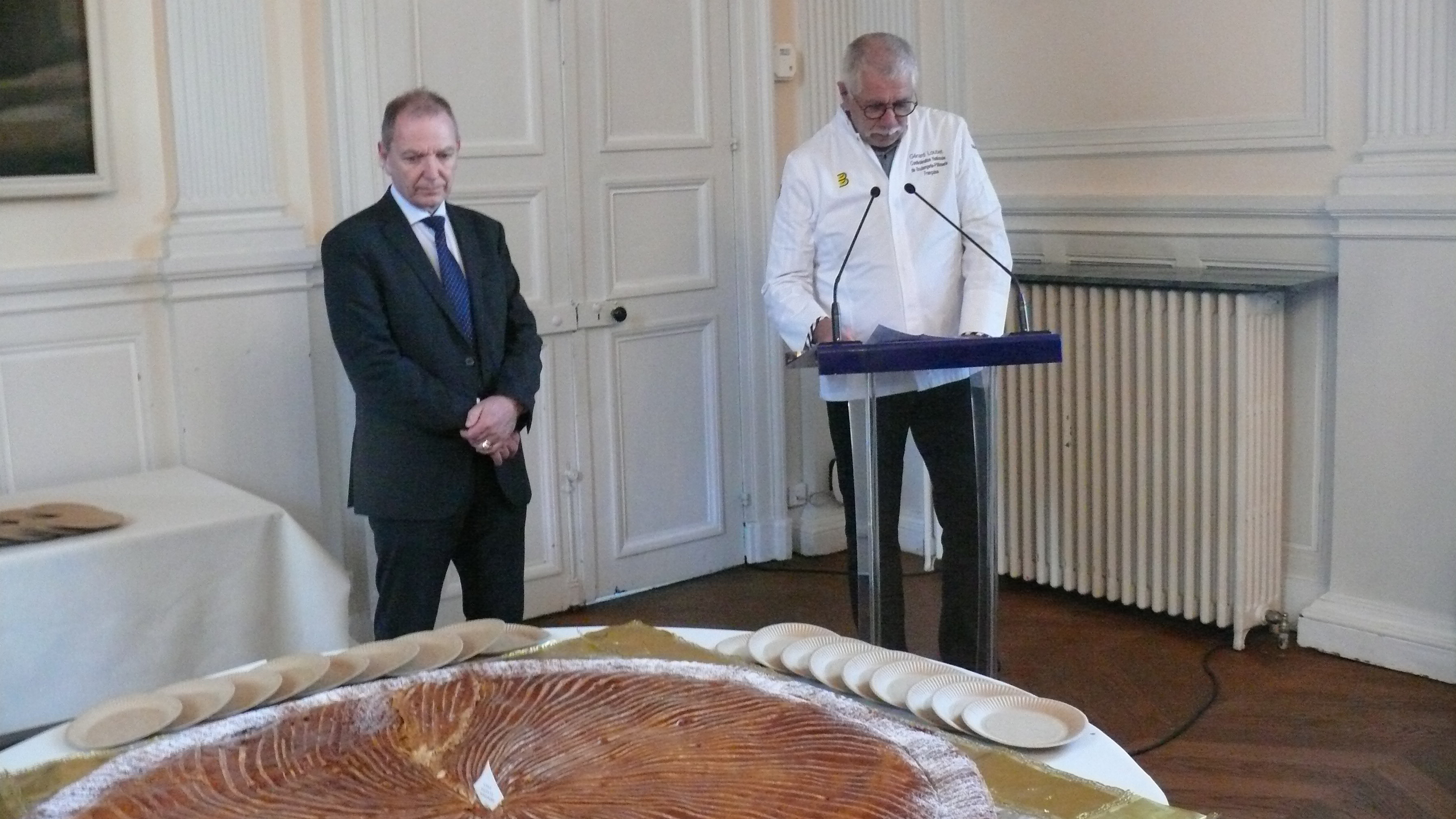 Le préfet, Alain Castanier, à l'écoute du discors de Gérard Louvet.