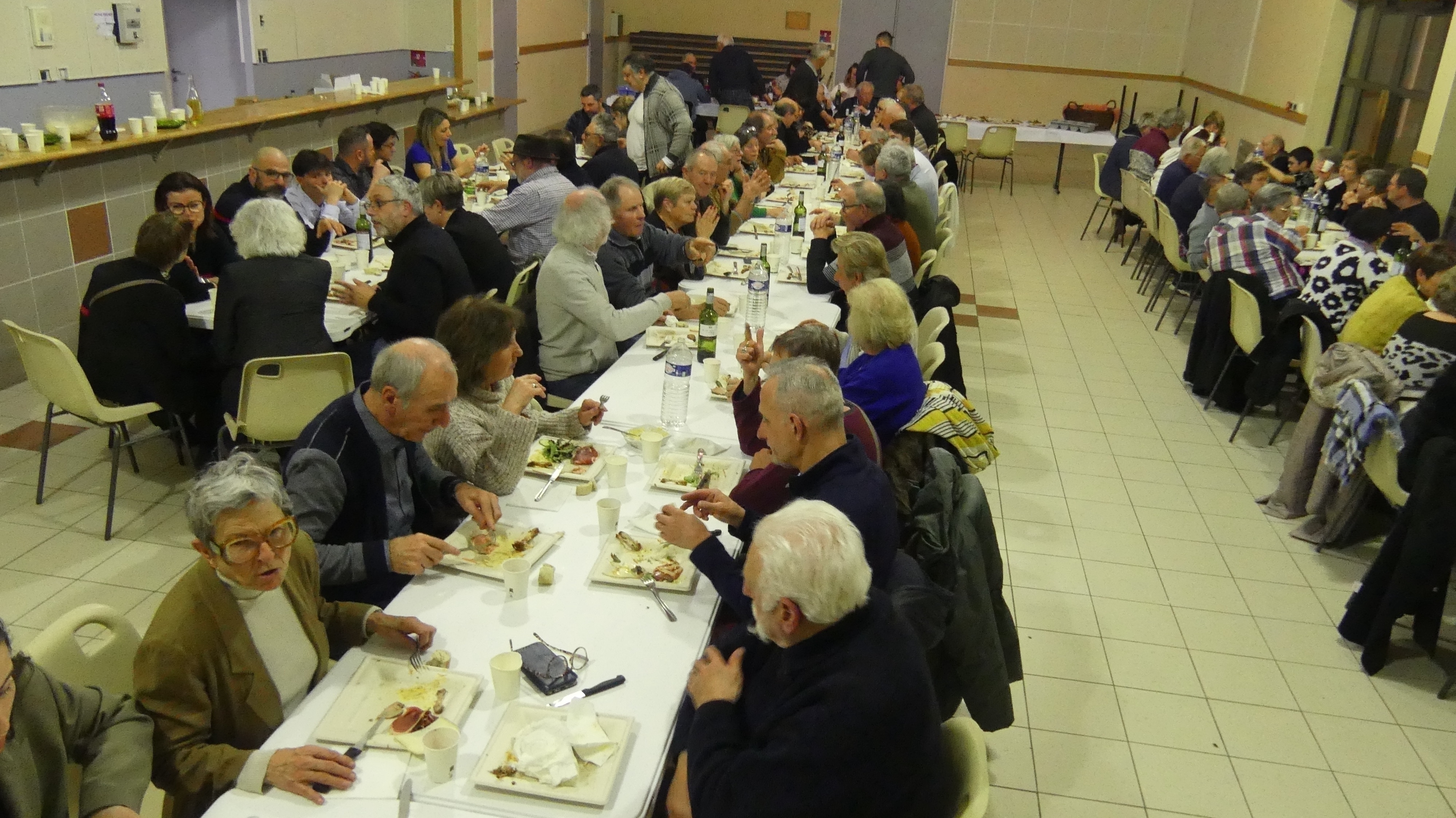 Un grand buffet assis