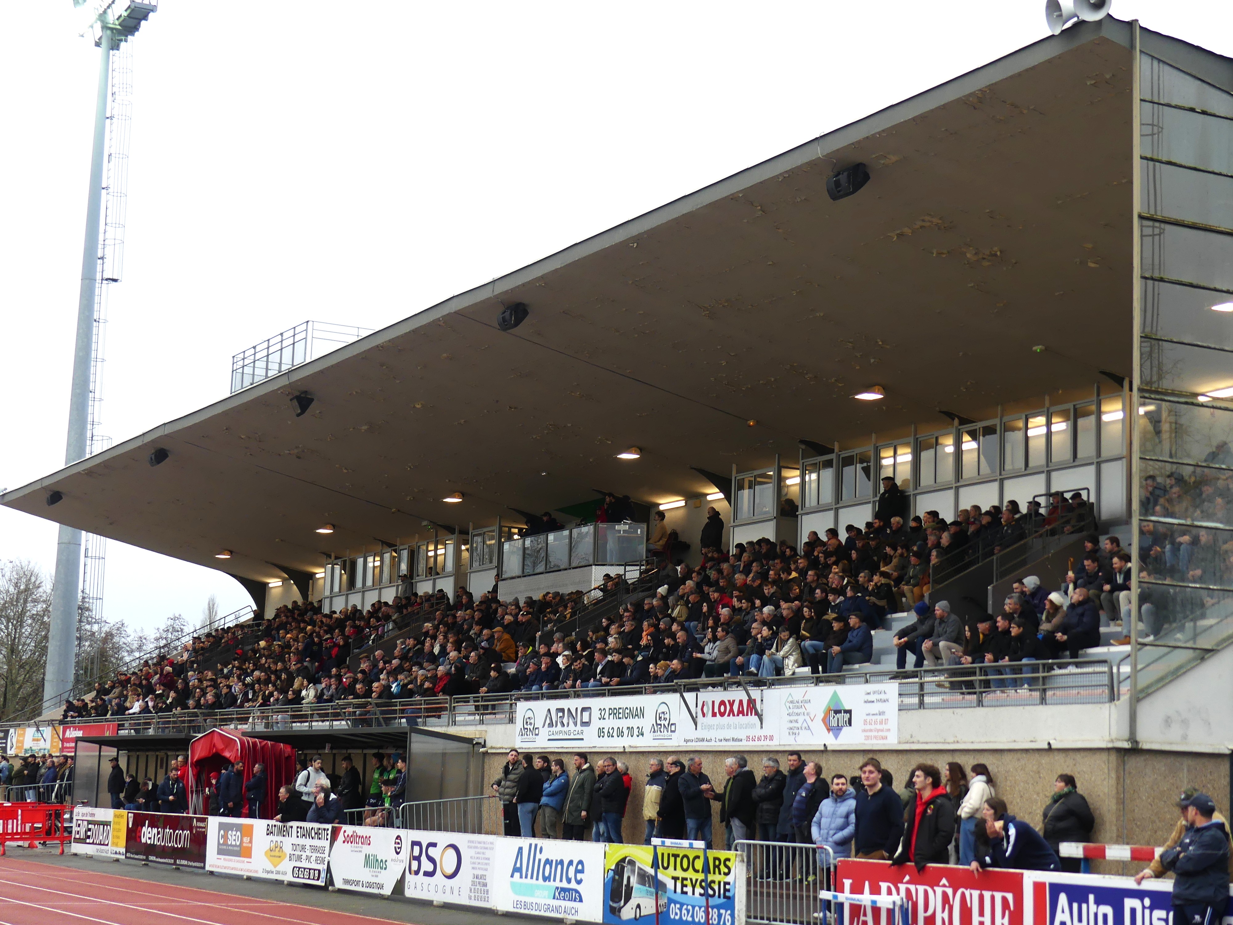 tribune bien garnie.