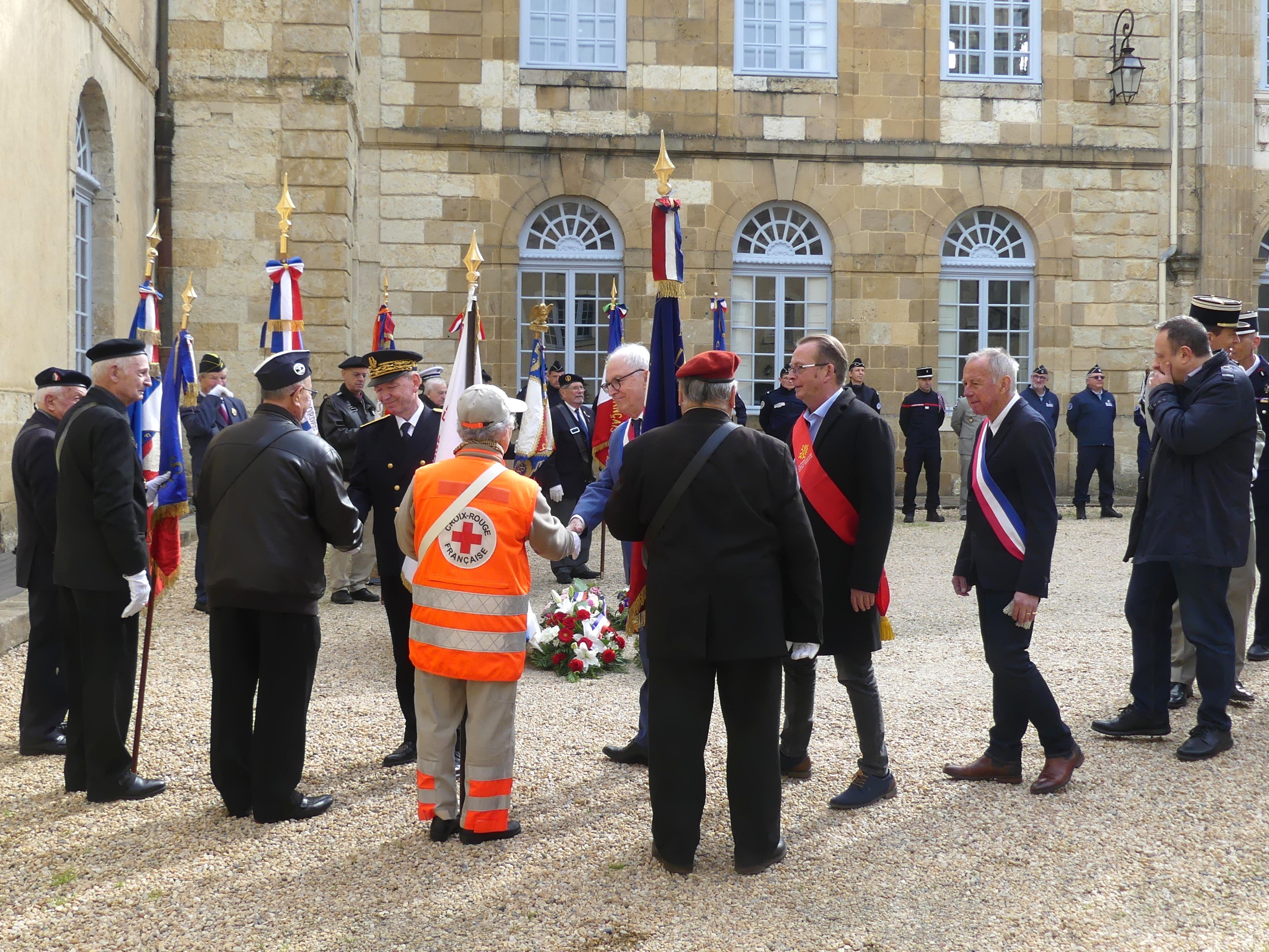 Les élus saluant les porte-drapeaux