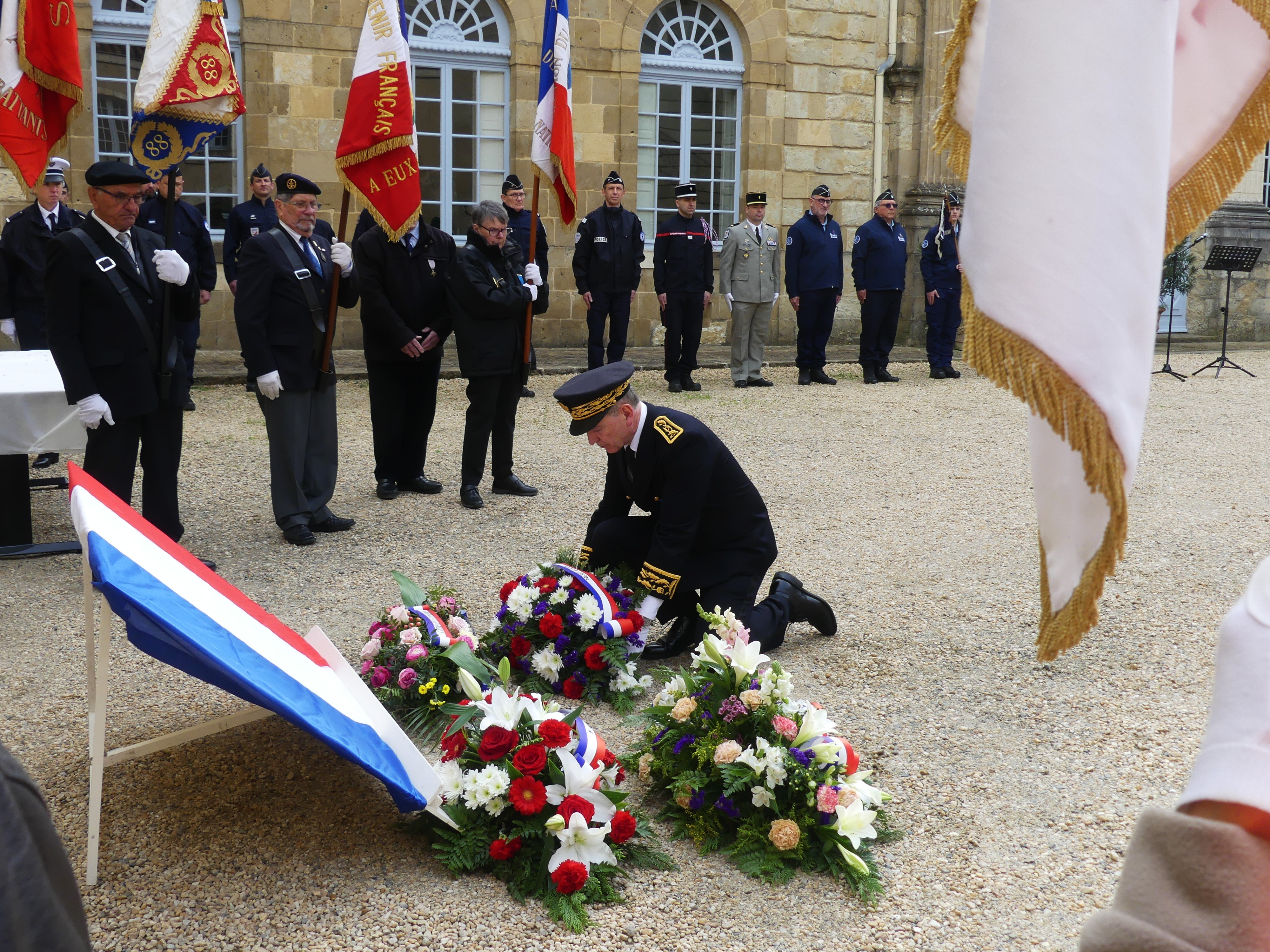 Le préfet déposant la gerbe