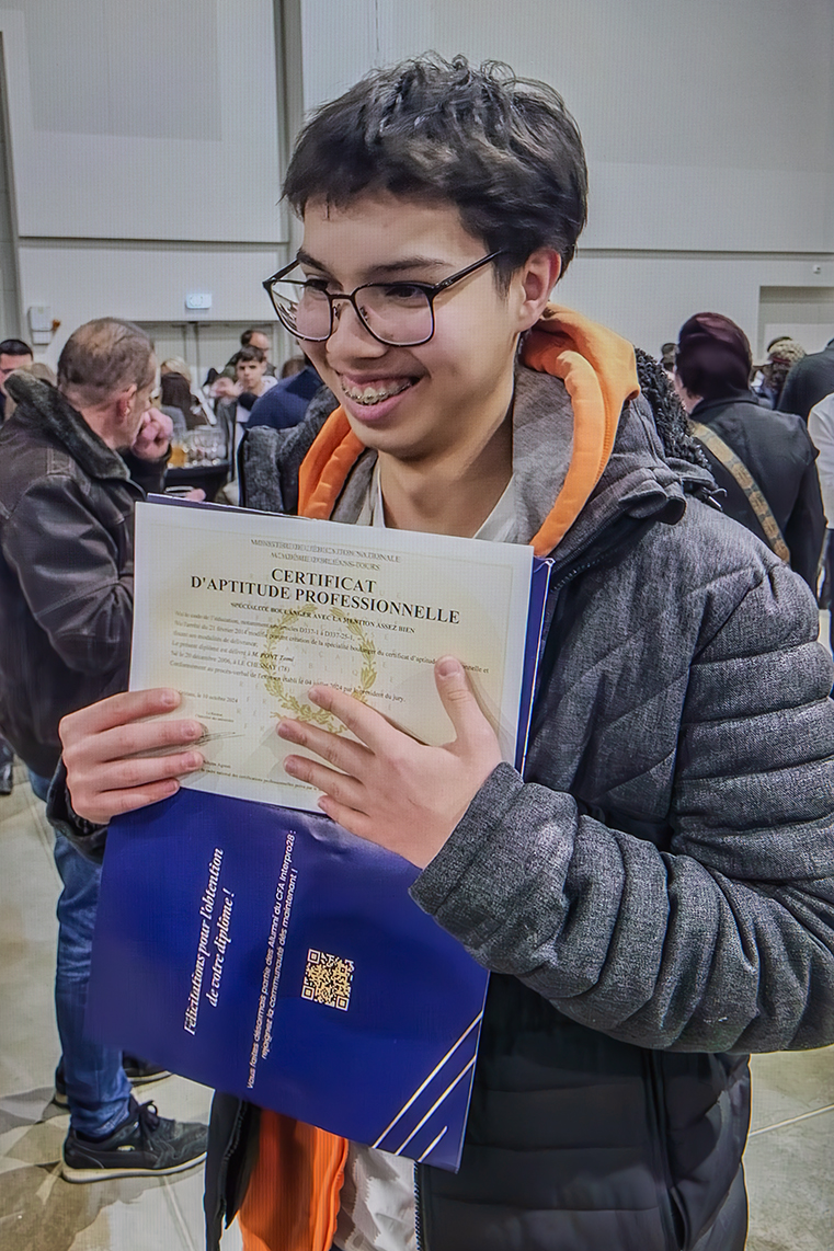 Tomi avec son diplôme