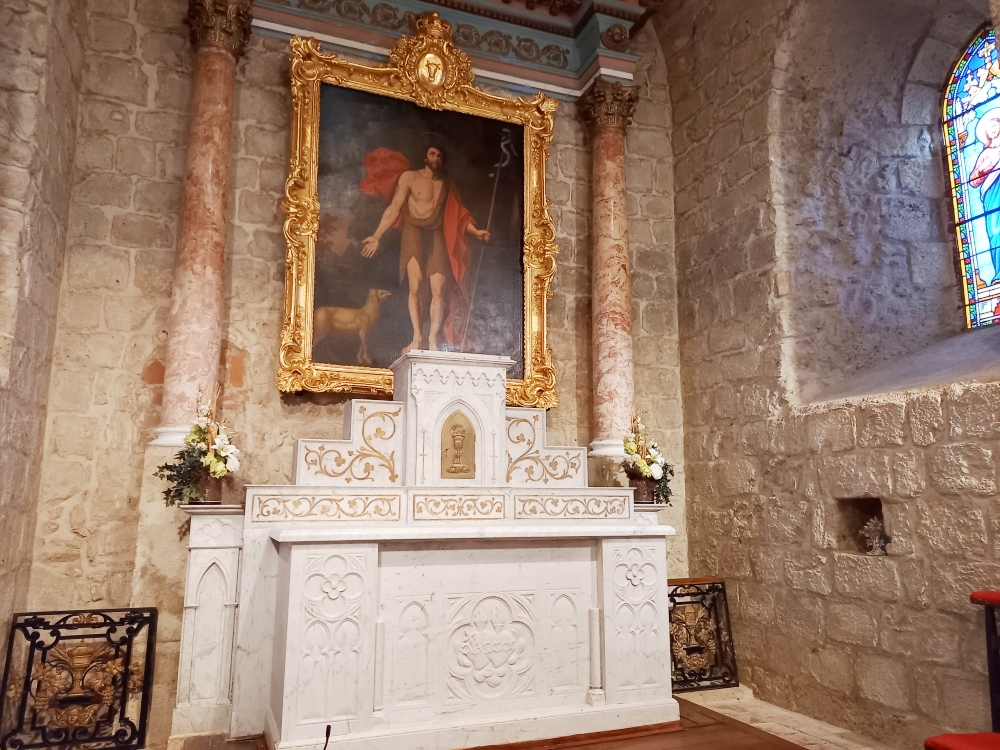 Le Maître autel et le tableau restauré.
