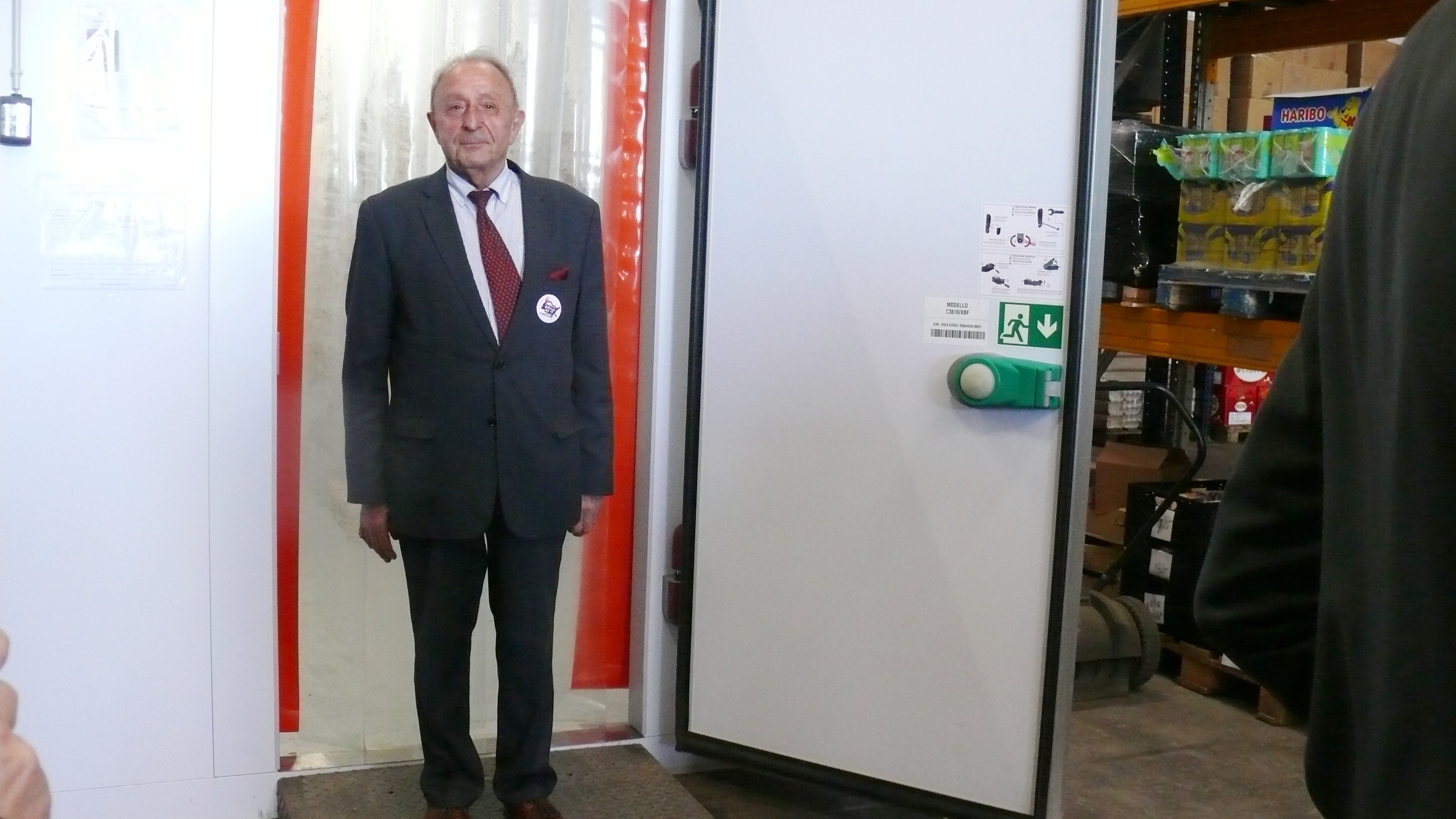 Hubert Dauga devant une chambre froide