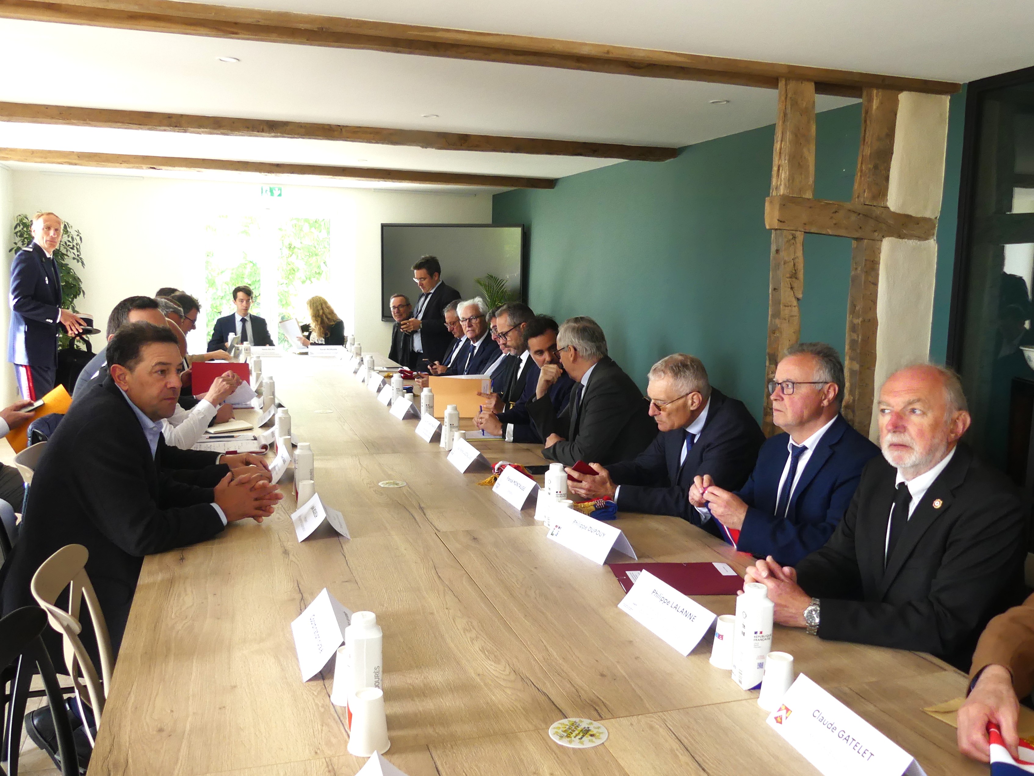 la table ronde , enfilade , avec les chevaliers de l'armagnac