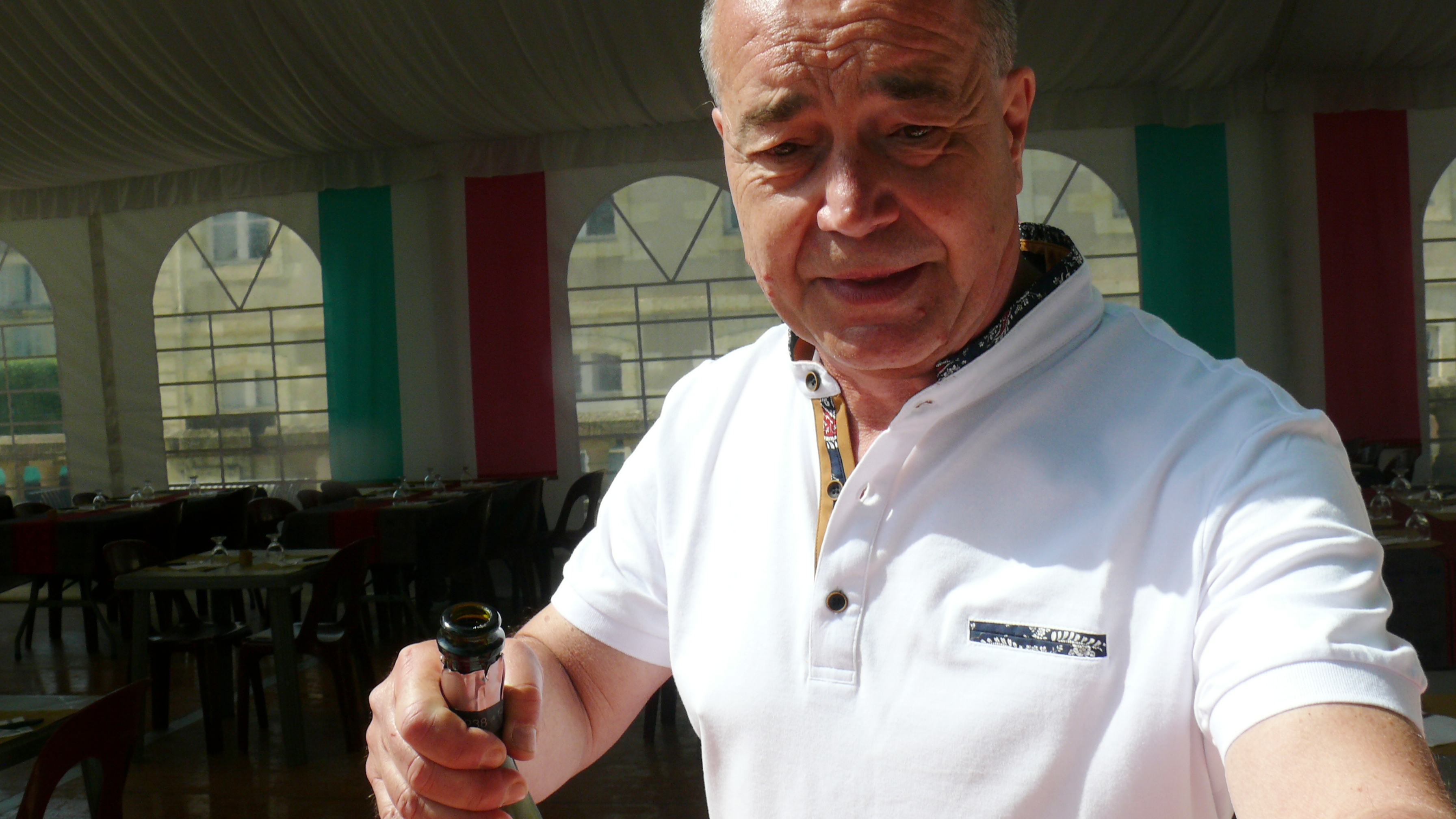 Mario Grosso sert l'apéritif.