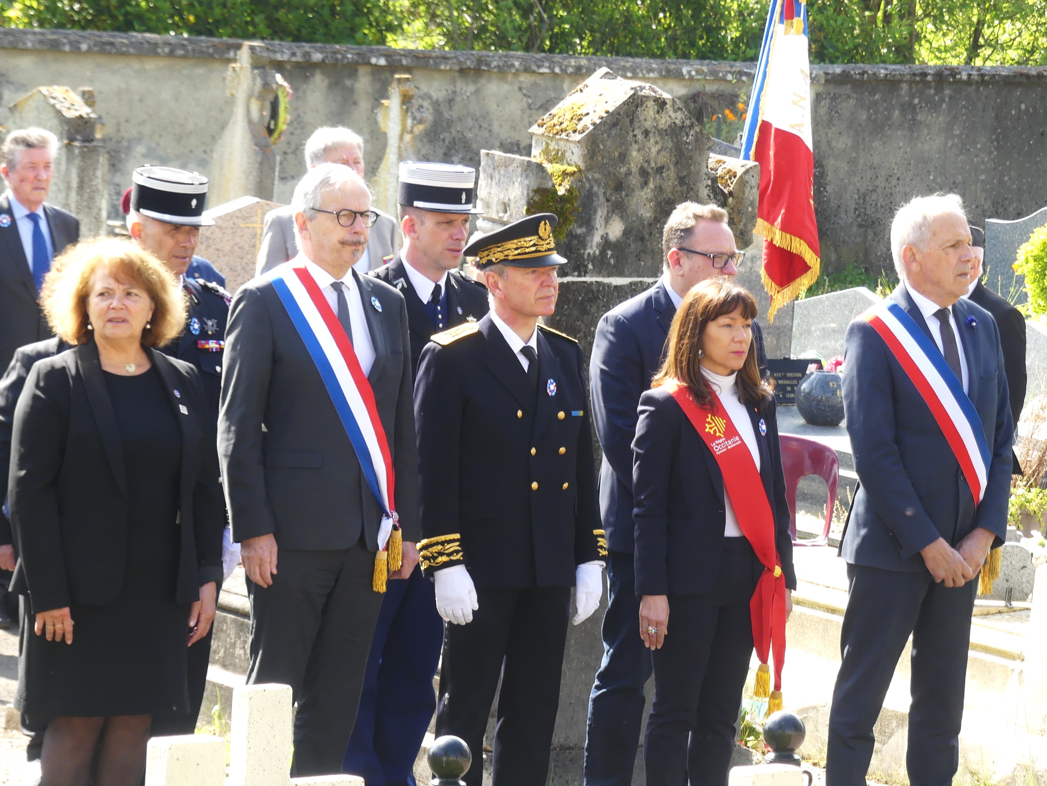les officiels au cimetière