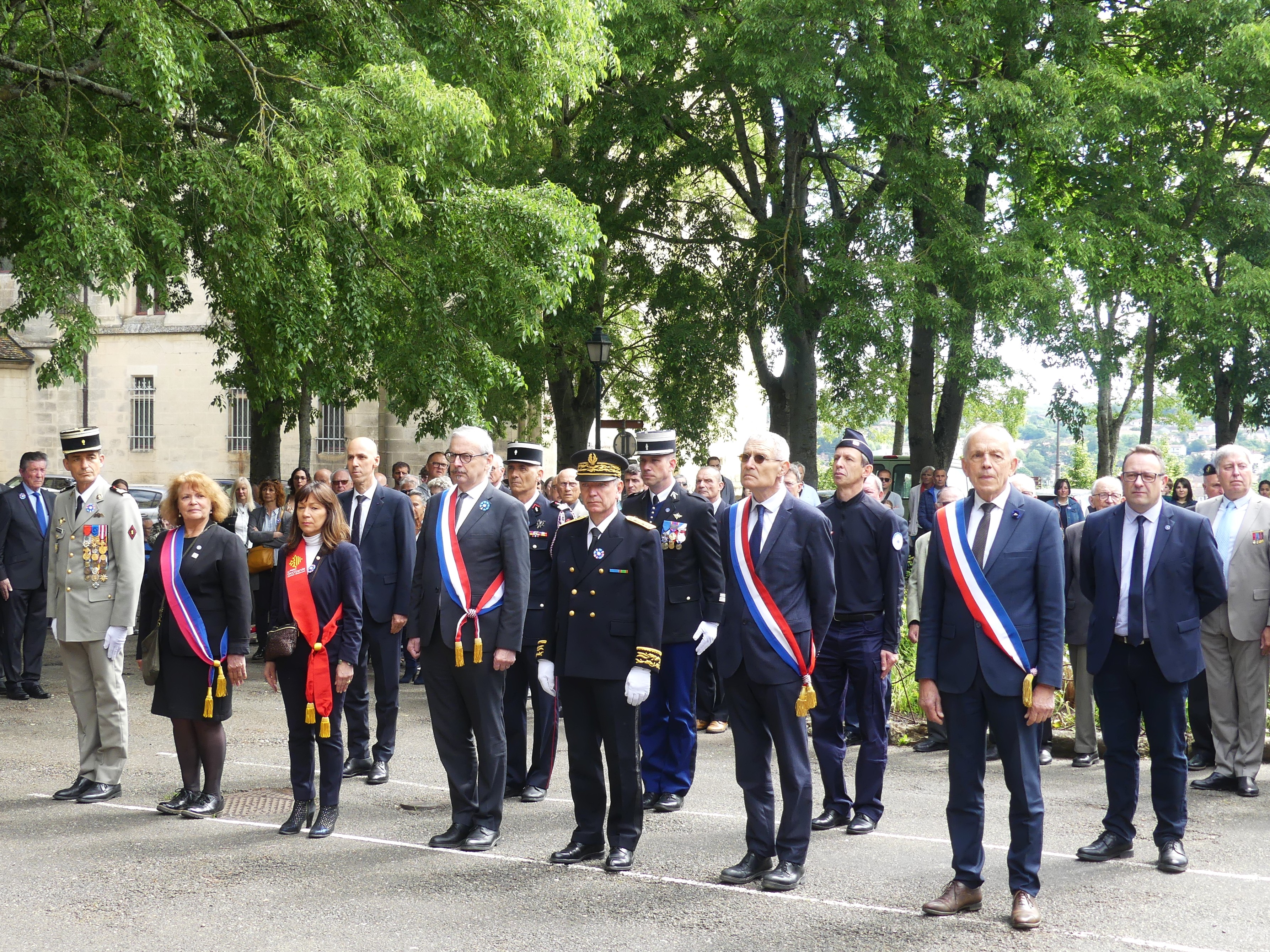 les officiels au monument aux morts