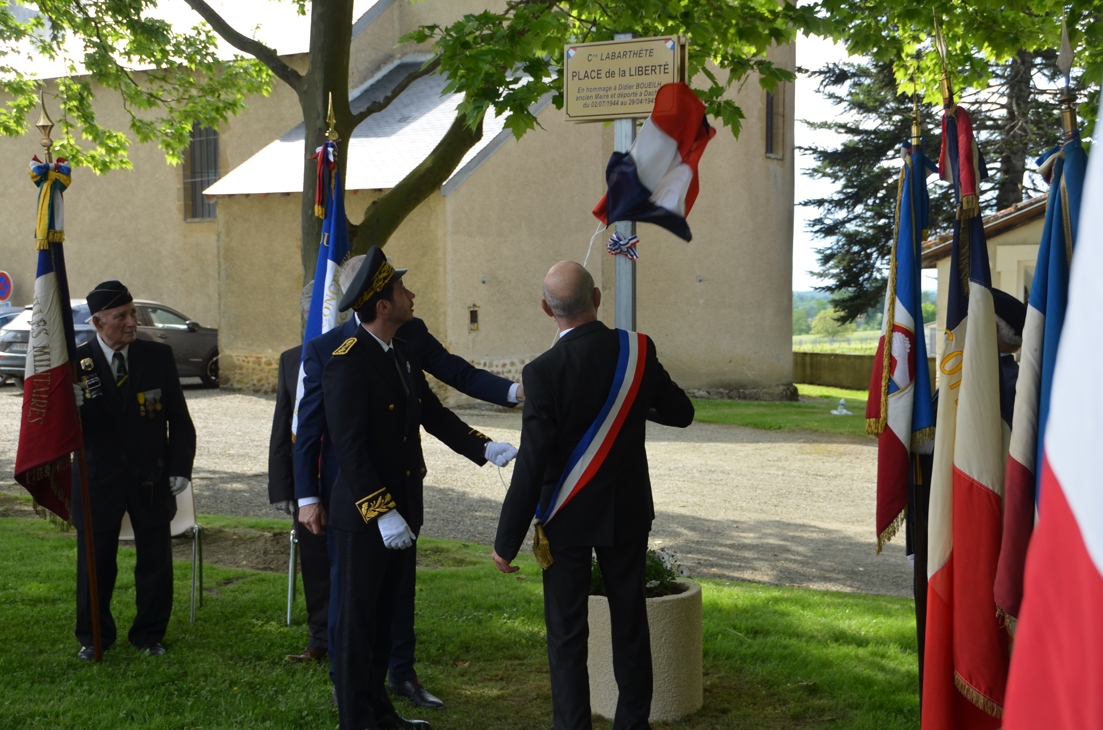 Raphael Farges, sous préfet de Mirande, dévoile la plaque en la mémoire de Didier Boueilh