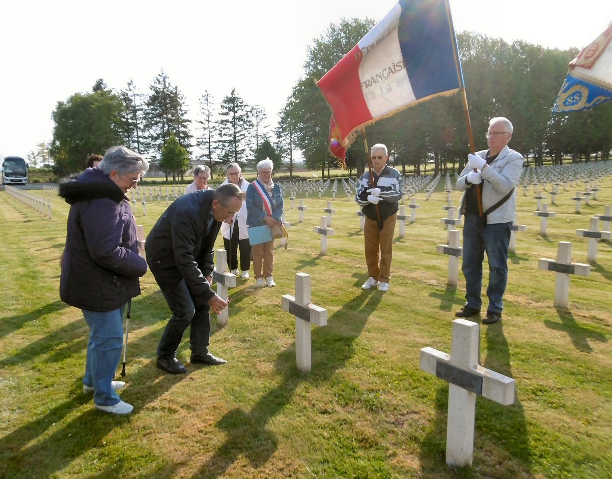 Raymond Pérès dépose un petit bouquet de blé sur la tombe d'Abeilllhé  Jean-Baptiste  à la Targette