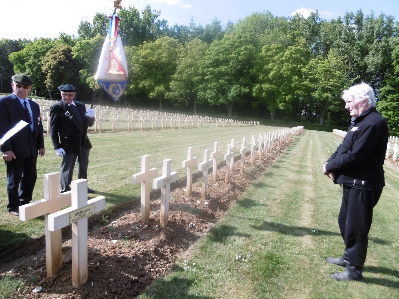 Devant la tombe de Barthélémy Augustin