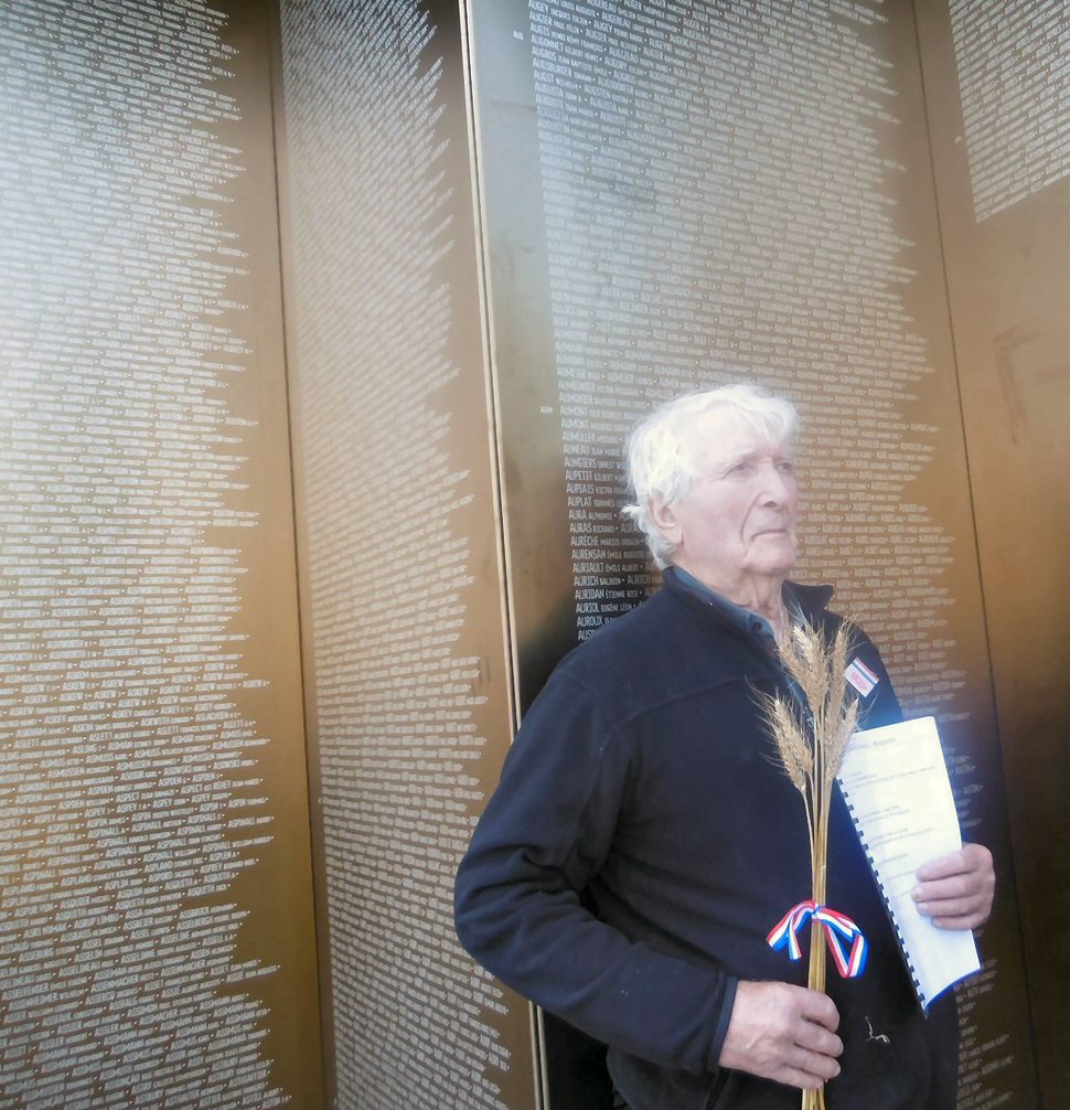 Yves Lannes  devant le nom de son grand-père  grévé sur l'anneau de mémoire