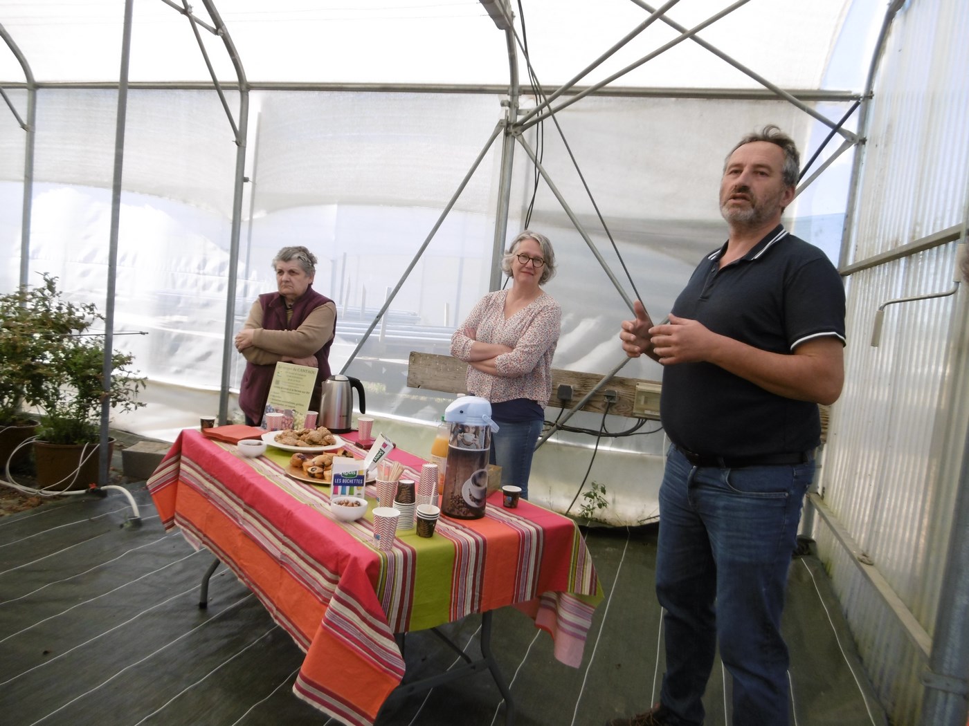 Mr Moncassin présentant les produits de ses vergers
