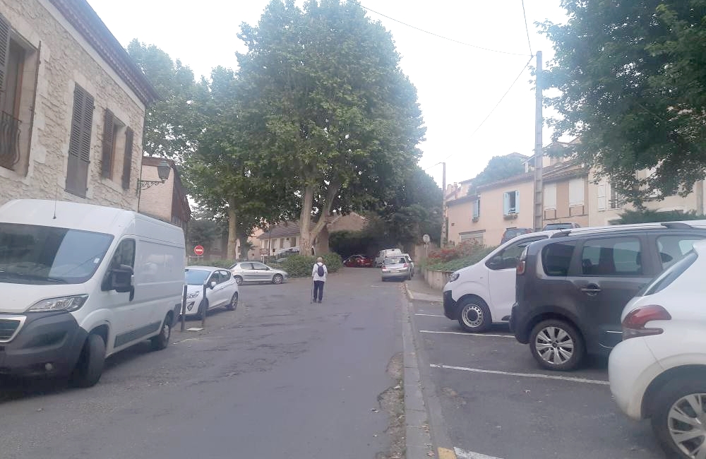 lundi 9 juin 2025 Malgré  le weekend de pentecote les rues sont pleines de voitures.jpg