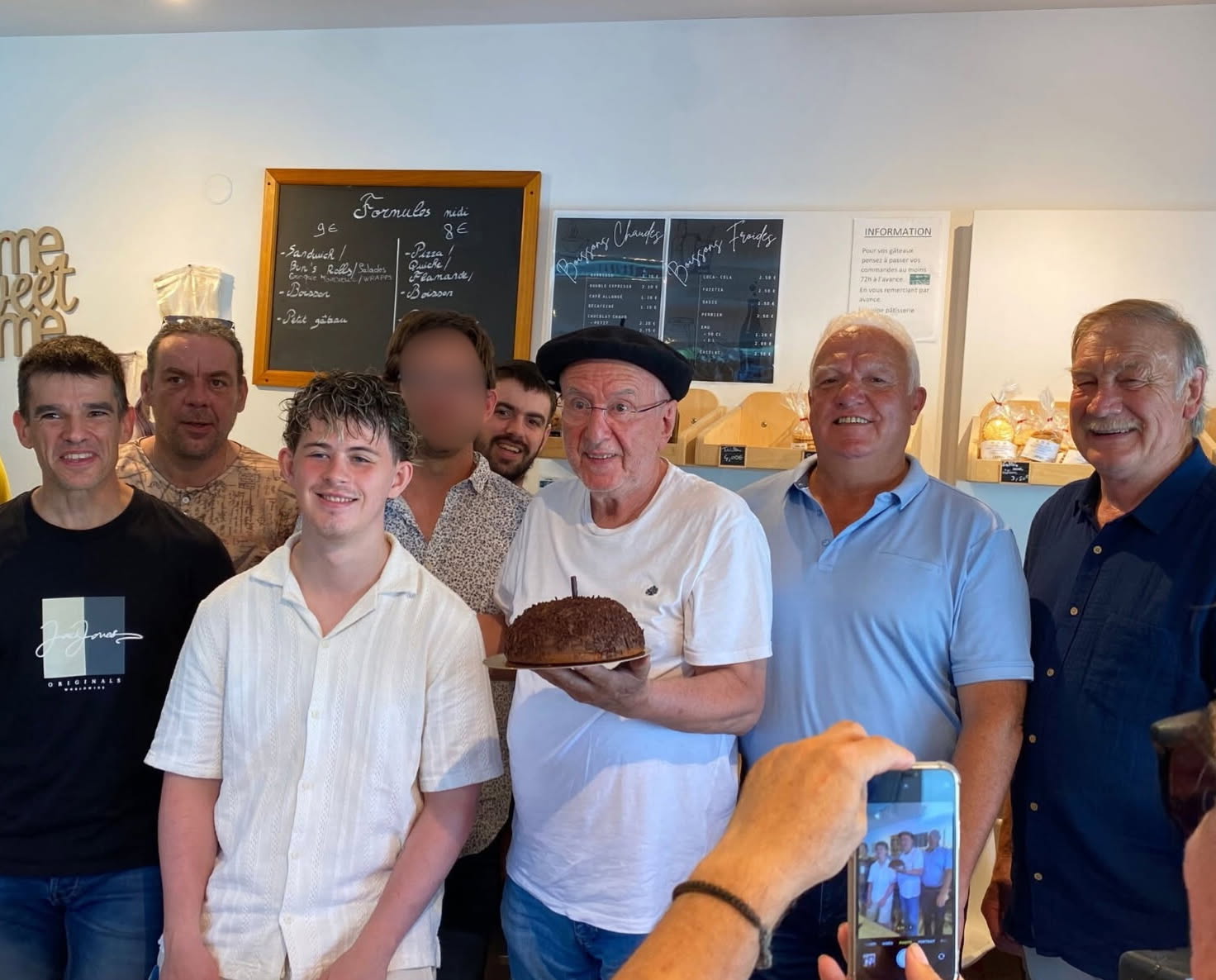générosité et sympathie avant concert pour Nadau au sein de la pâtisserie riscloise