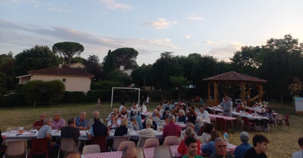 Les tables commencent à se remplir