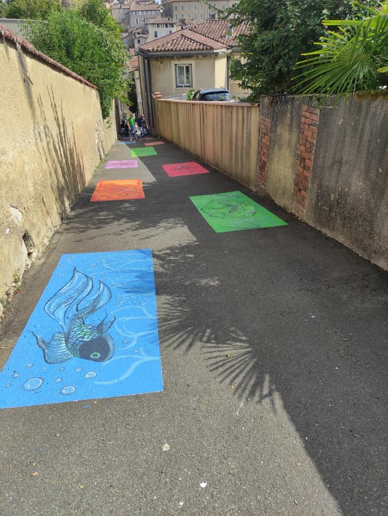 De belles esquisses, de la peinture riche en couleurs...un chemin des écoliers des plus engageants