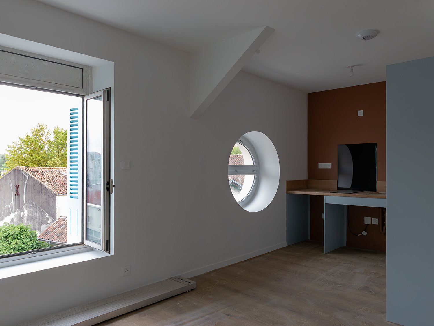 chambre avec un coin cuisine