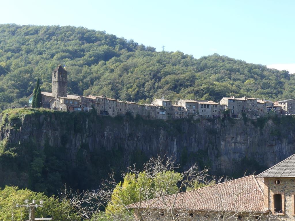 Castelfollit et ses falaises