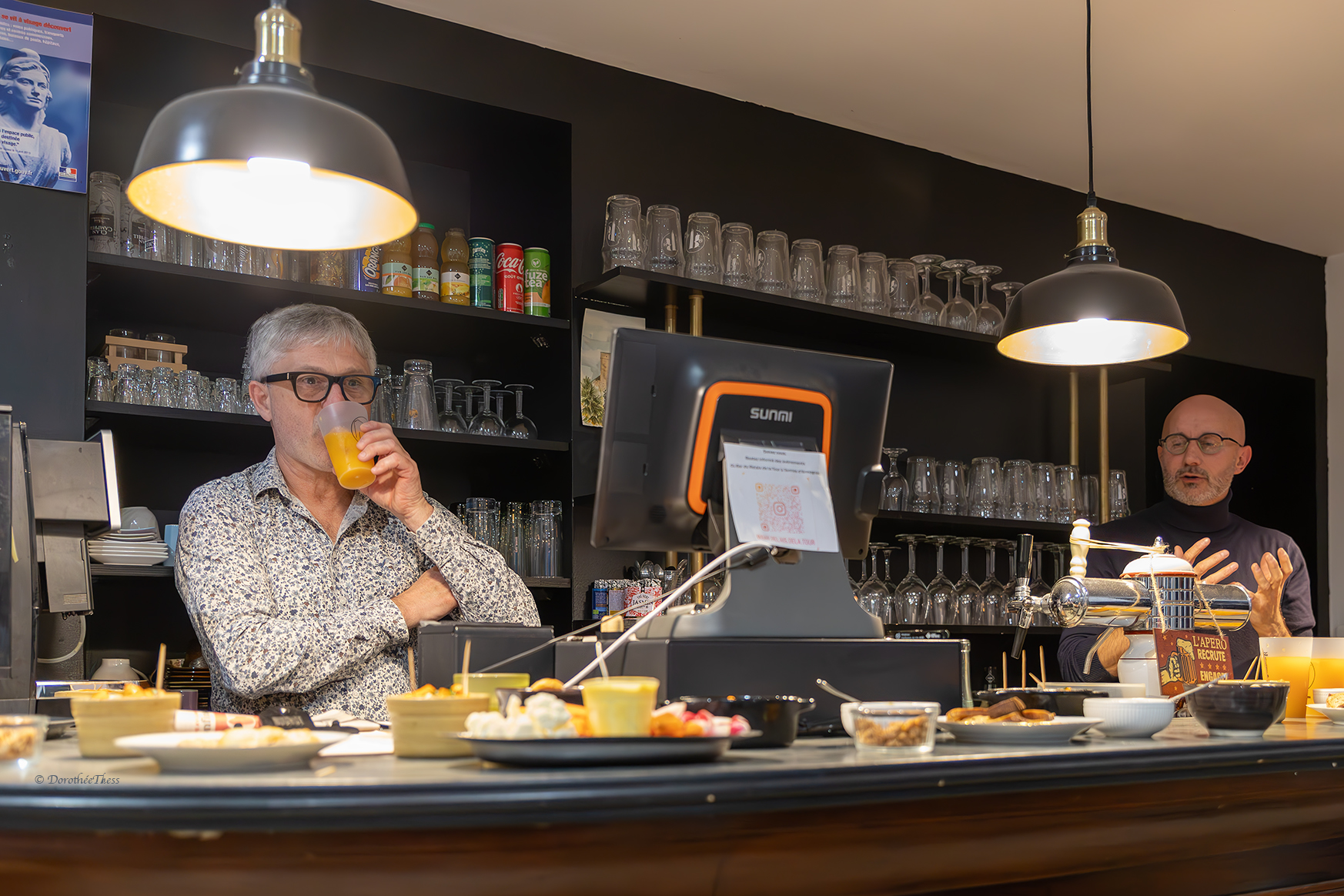 Alain, le patron du bar le Relais de la Tour  et  Thibault Renaudin