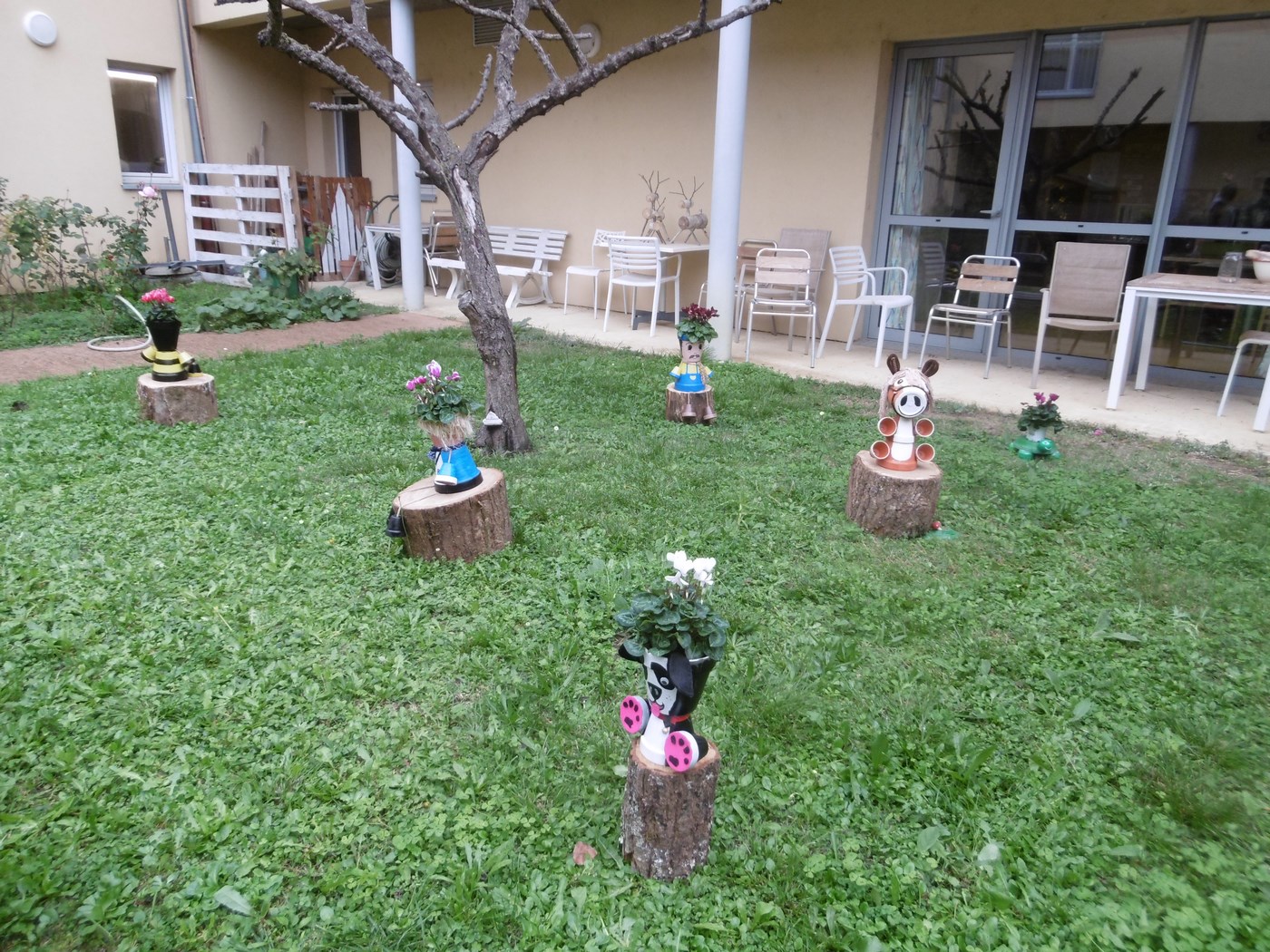 Une partie du jardin décoré