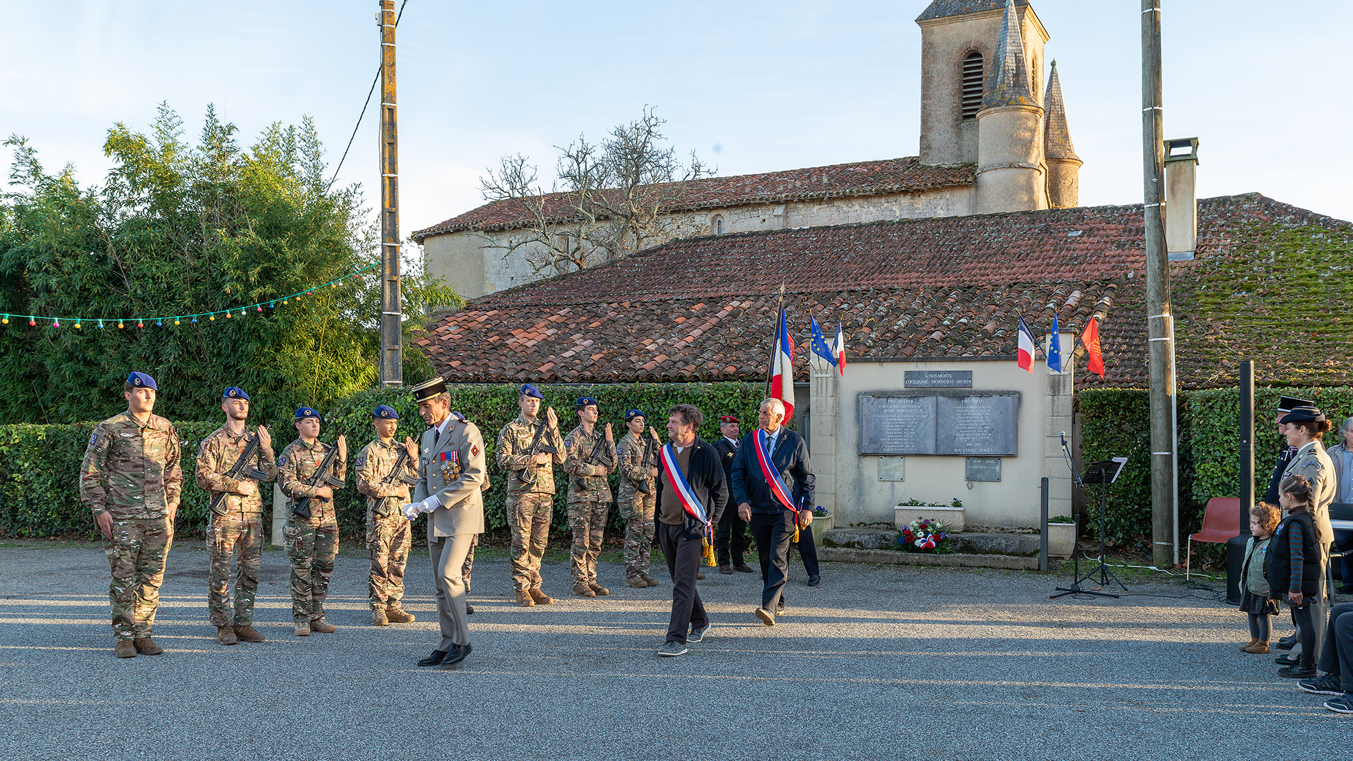 devant le lieutenant-cononel Nicoleau, délégué militaire départemental, suivi de Pascal Forte et Gérard Castet