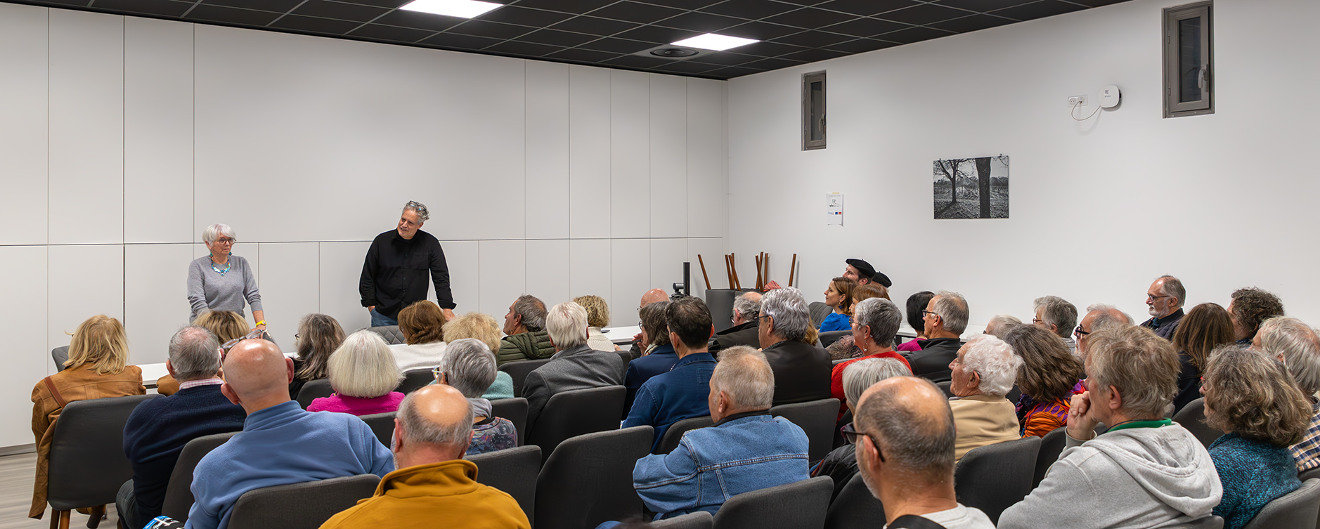 la salle est remplie d'amis de la peinture