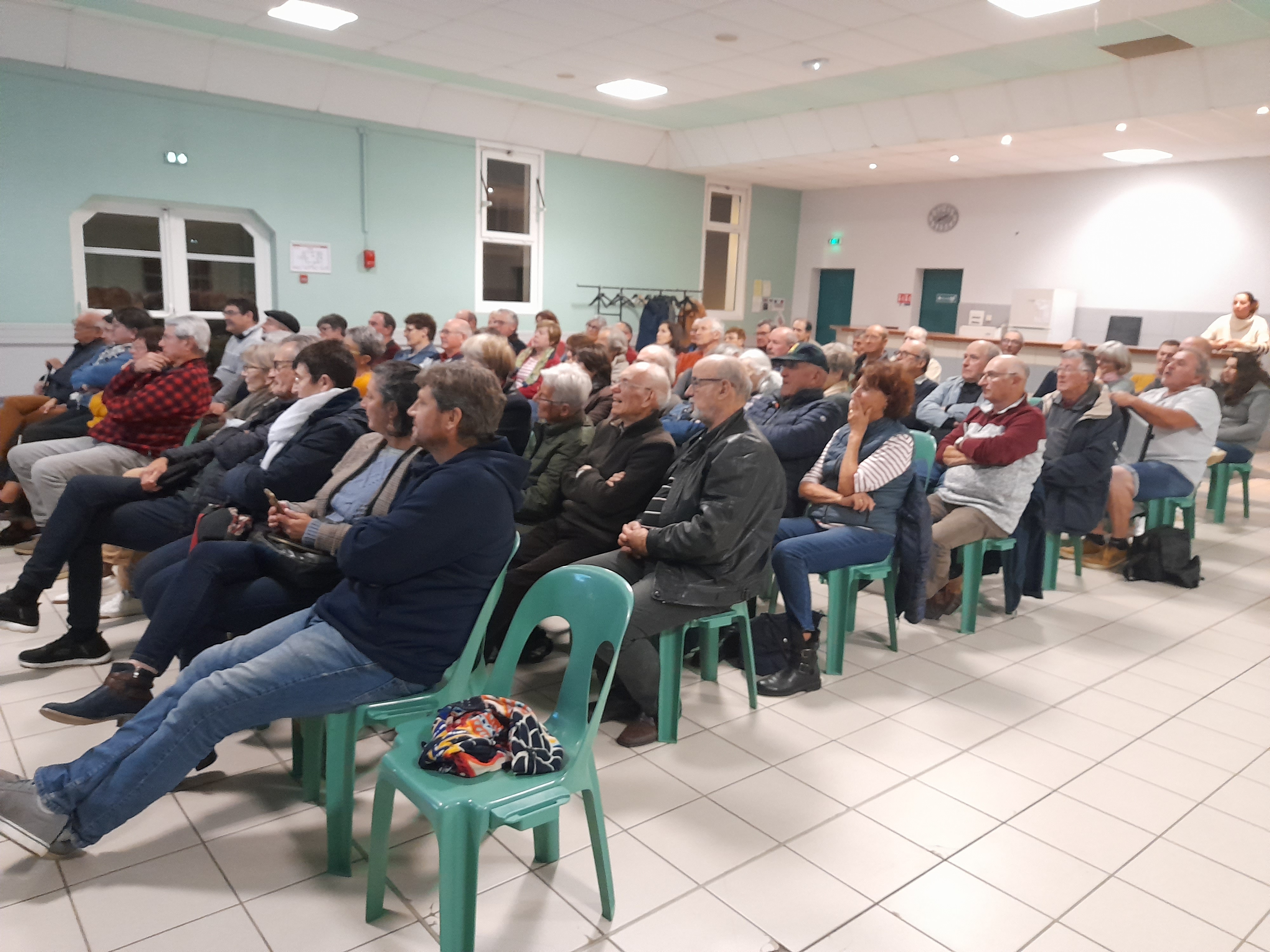 Le public attentif.